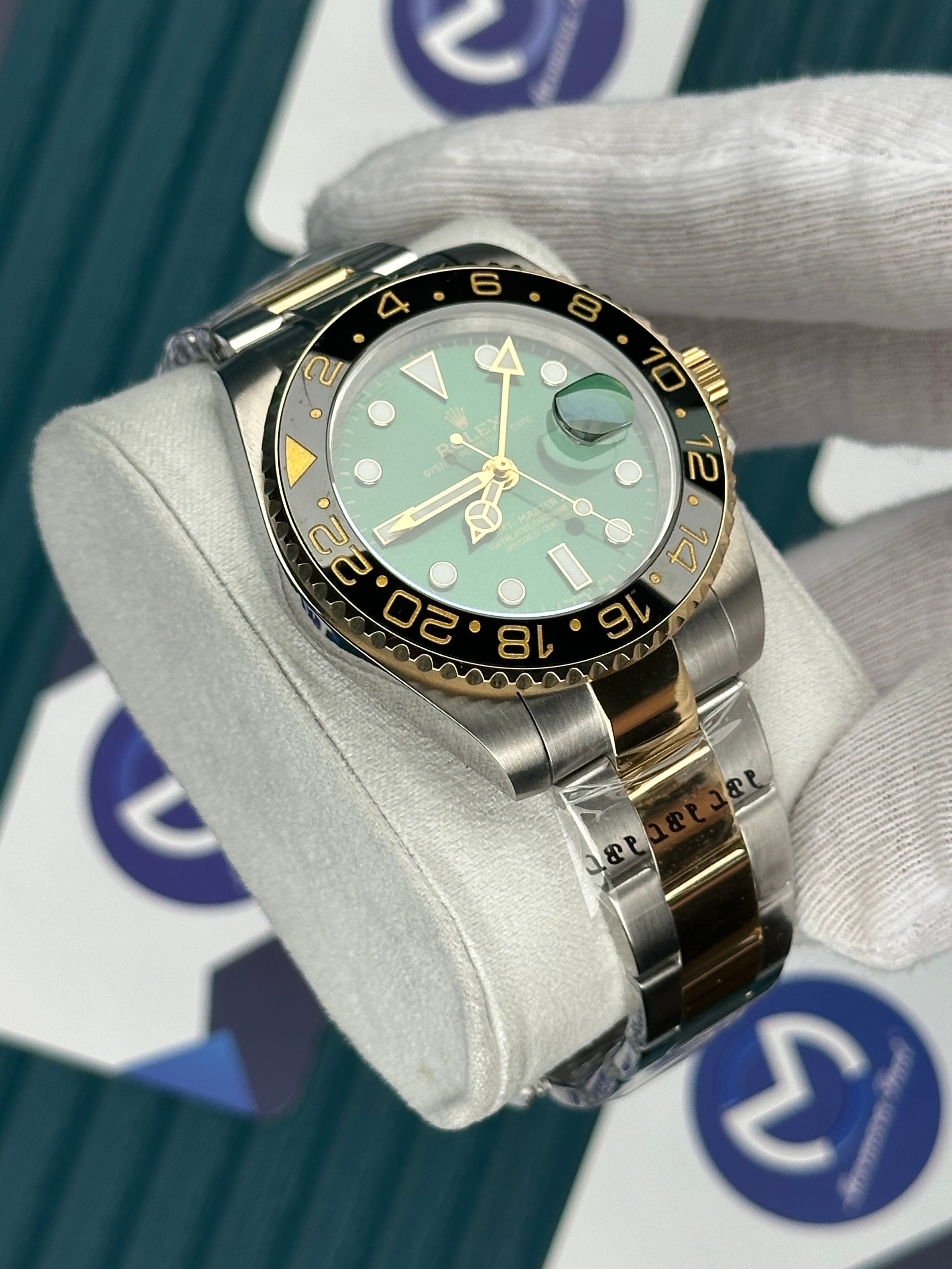 ROLEX GMT MASTER II GREEN DIAL BLACK BEZEL GOLD SILVER OYSTER
