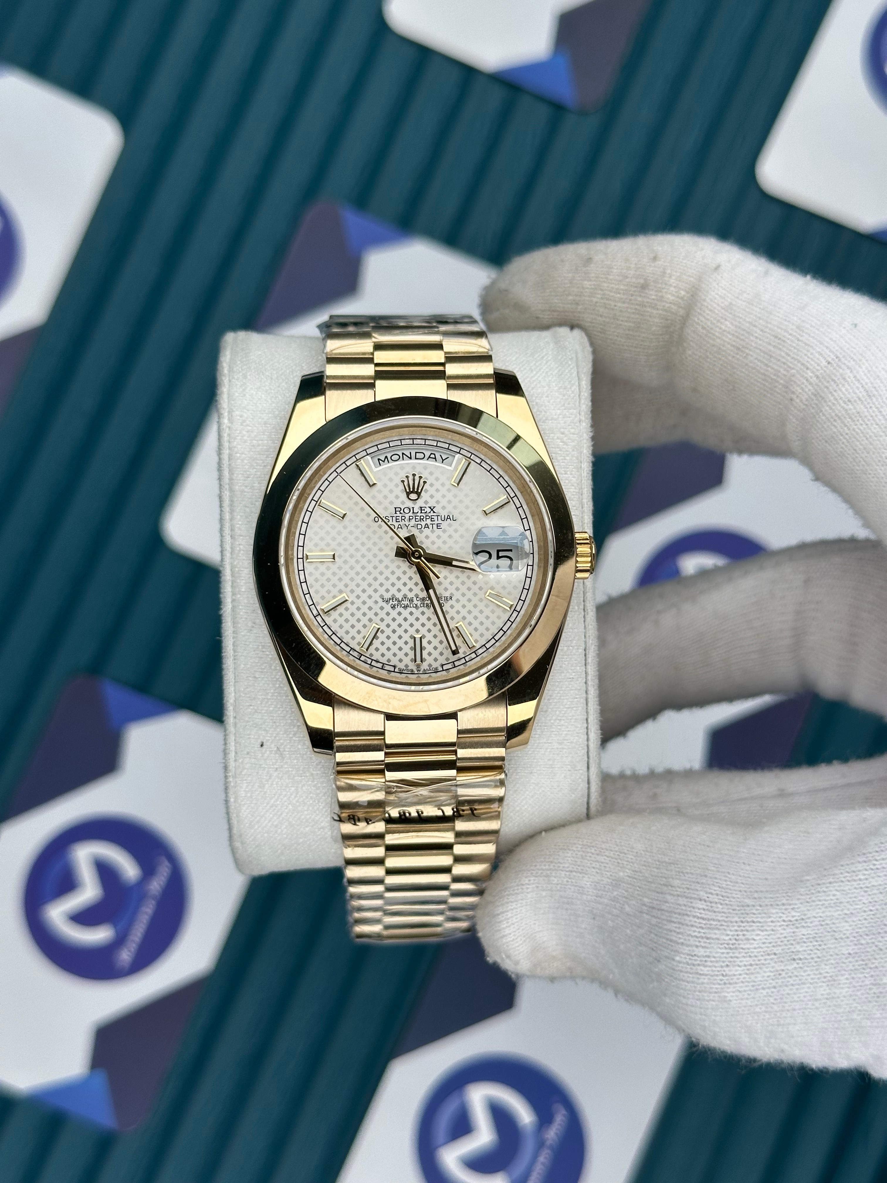 ROLEX DAY-DATE MOZAIK WHITE DIAL OVAL BEZEL GOLD PRESIDENT