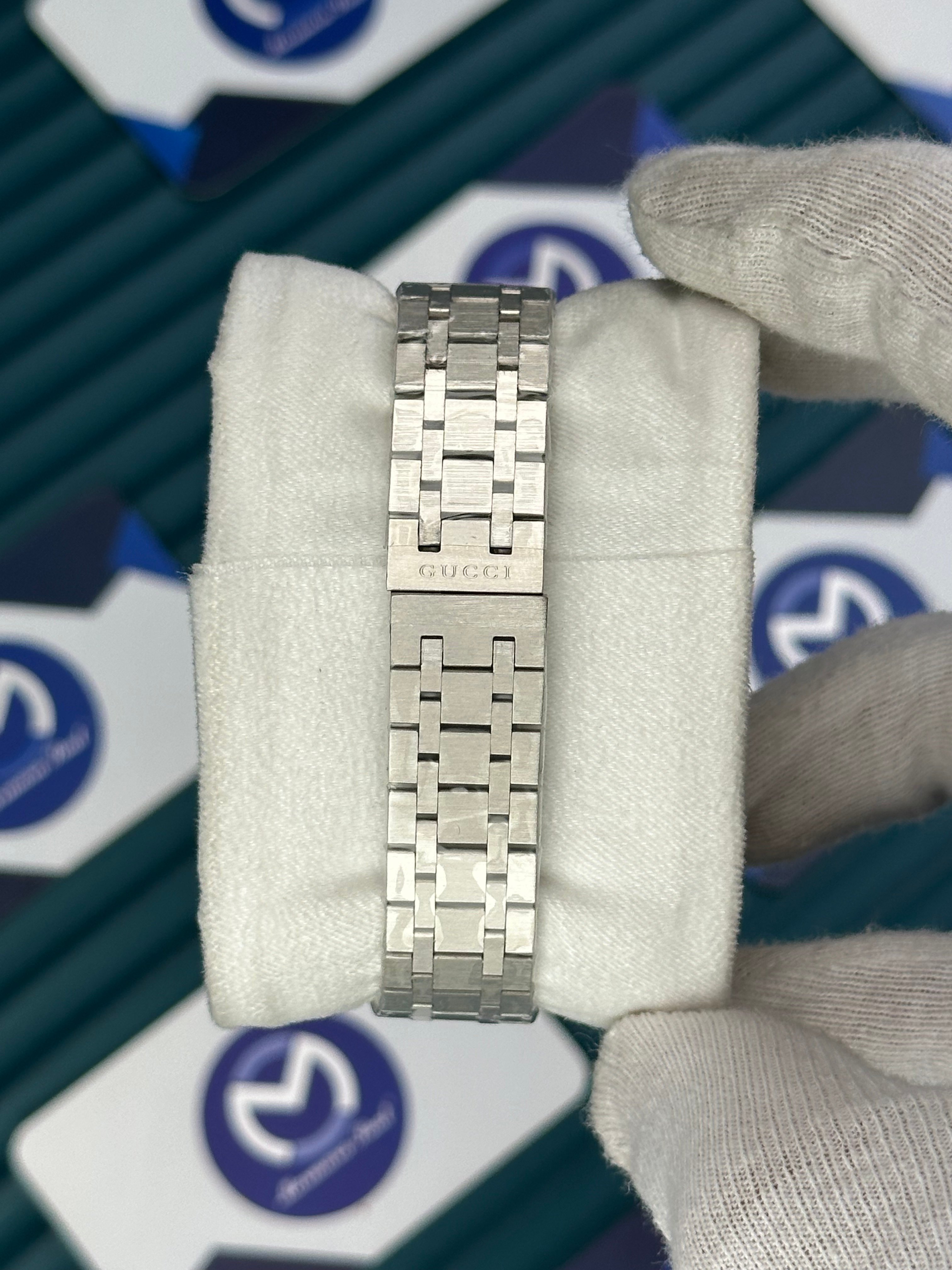 GUCCI WOMAN BLUE DIAL DIAMOND BEZEL BRUSH MARKS SILVER