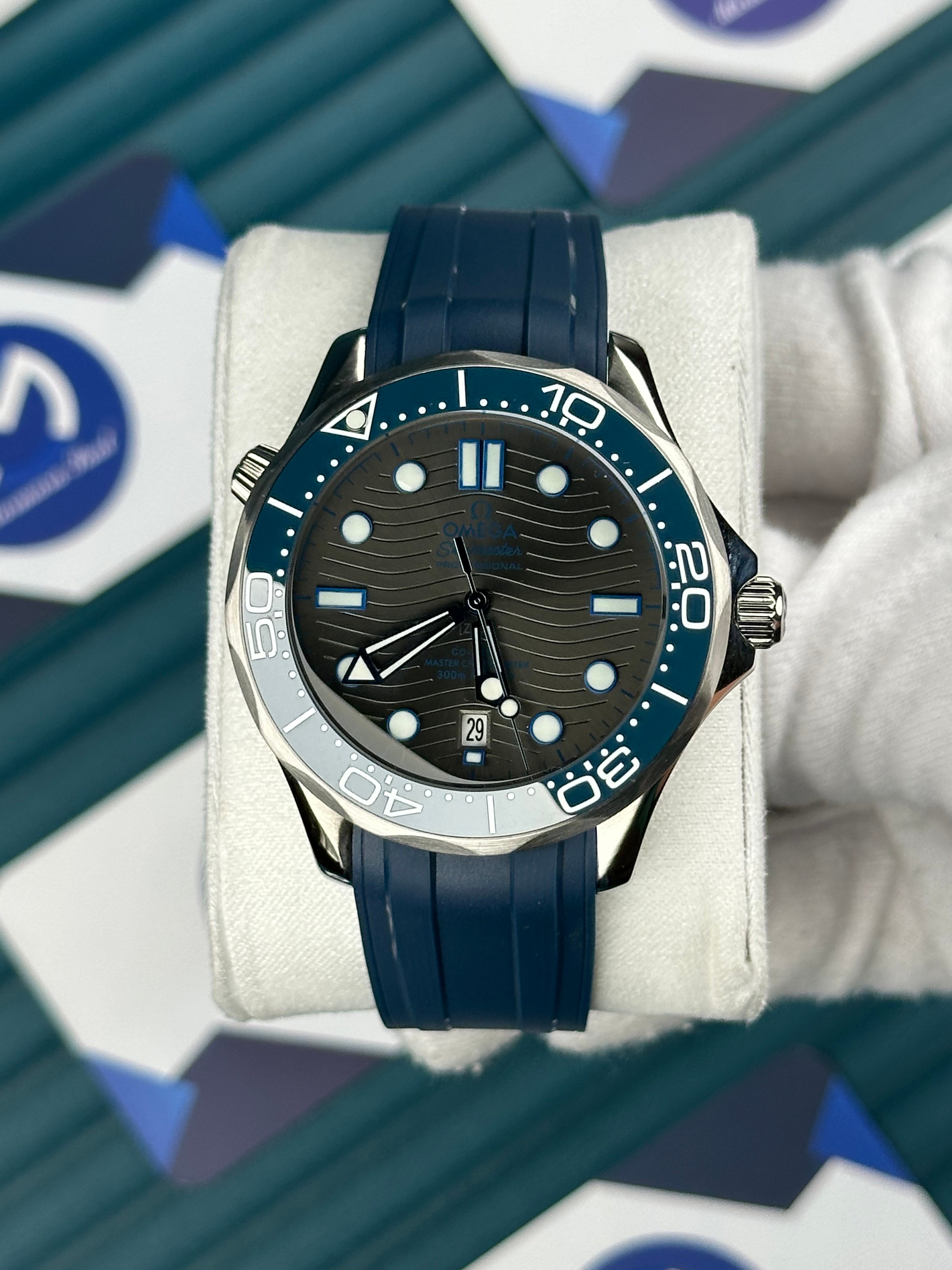 Omega Seamaster Diver 300m Mavi Kauçuk Kordon Gri Kadran 