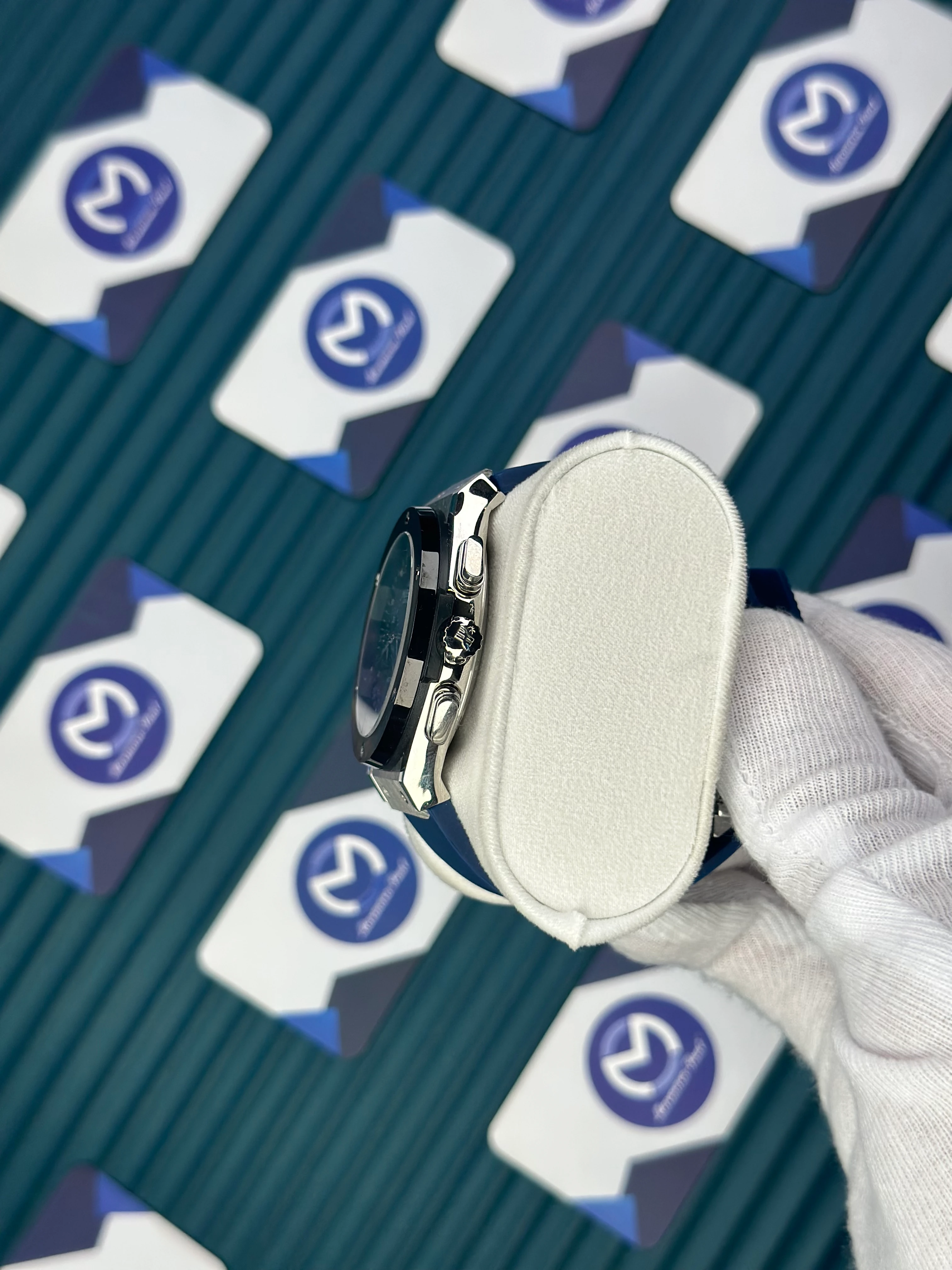 HUBLOT AUTOMATIC BLUE CHRONOGRAP BLACK BEZEL SILVER CASE BLUE RUBBER CORD 