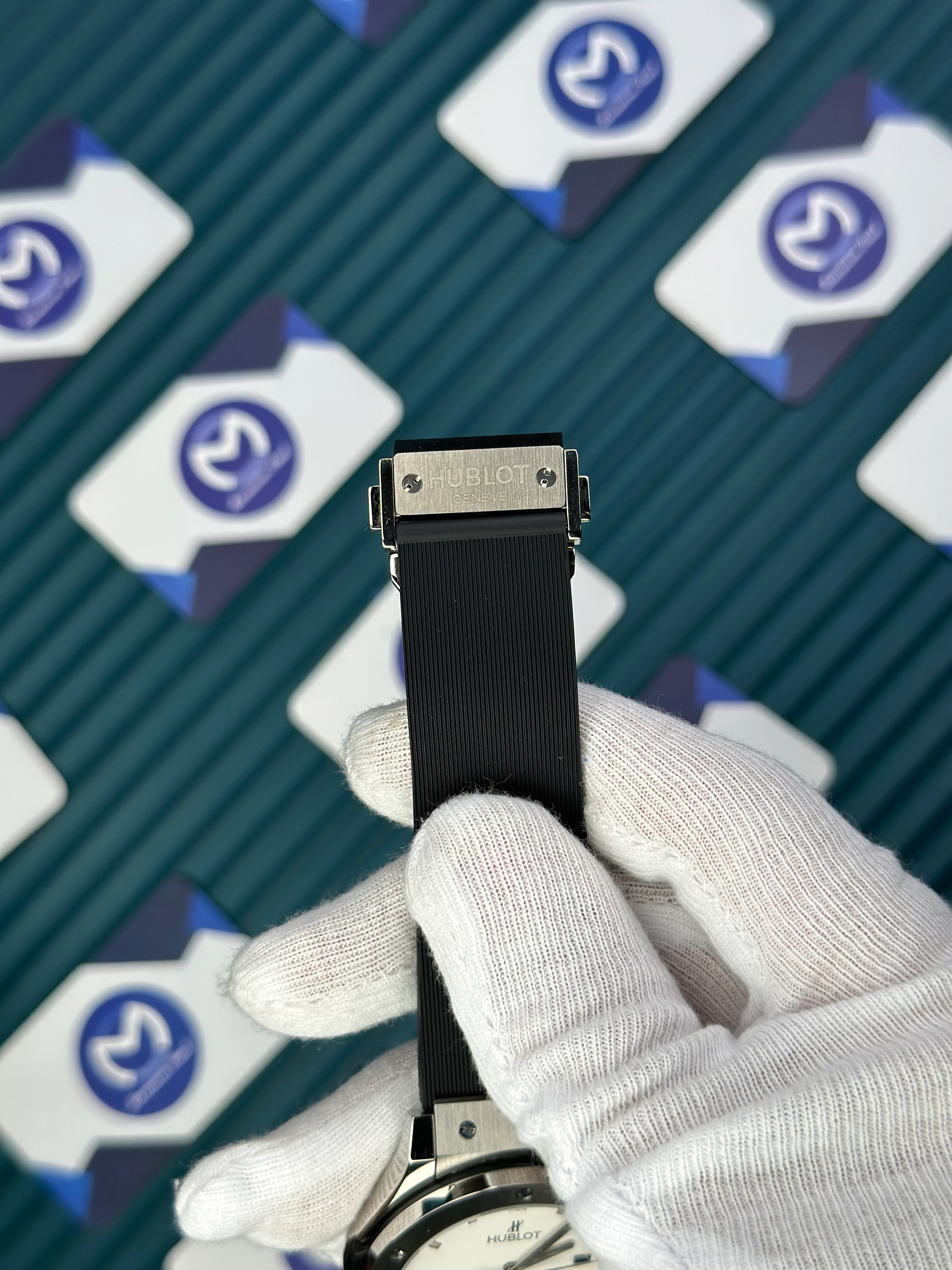 HUBLOT GENEVE AUTOMATIC WHITE DIAL SILVER CASE BLACK RUBBER CORD 