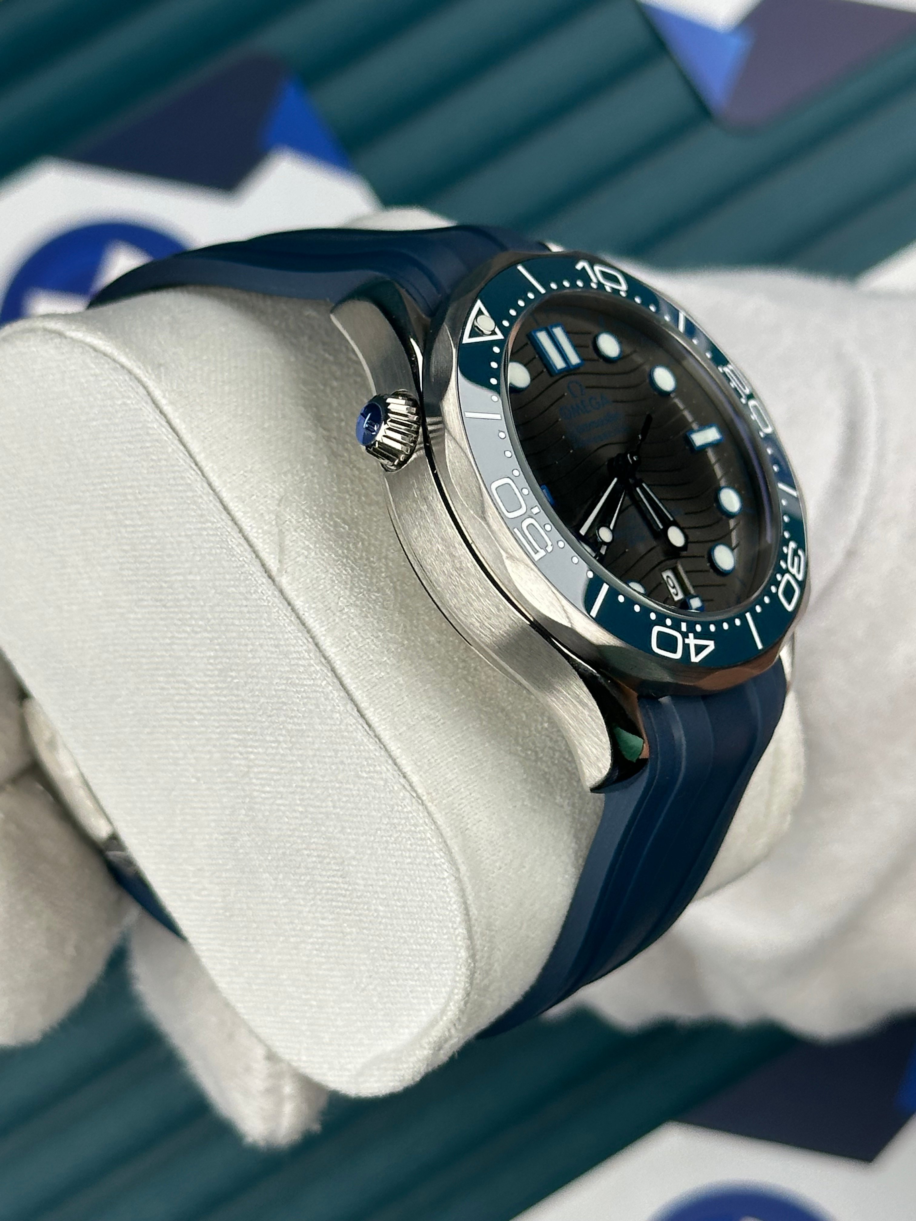 Omega Seamaster Diver 300m Mavi Kauçuk Kordon Gri Kadran 