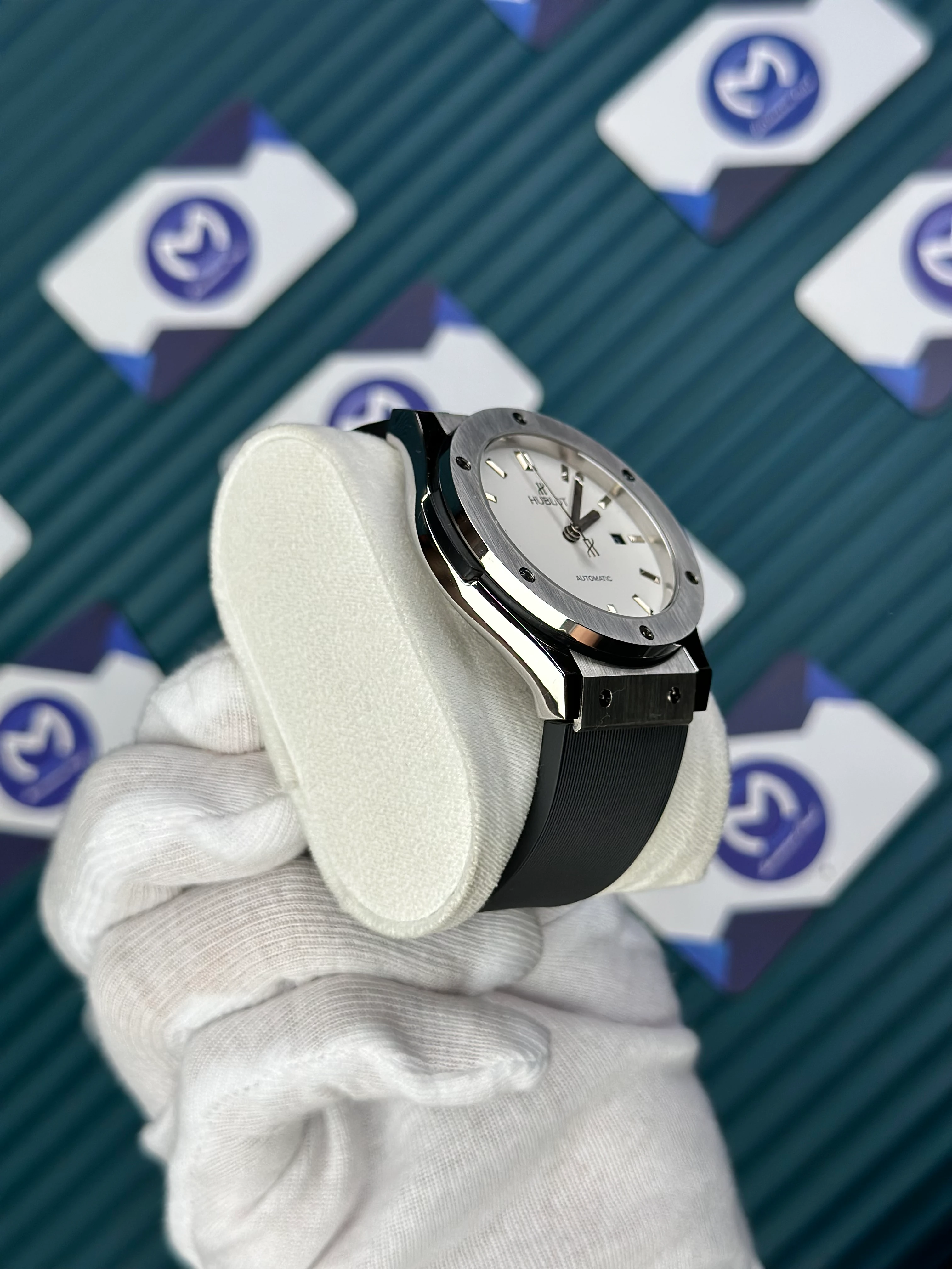 HUBLOT GENEVE AUTOMATIC WHITE DIAL SILVER CASE BLACK RUBBER CORD 