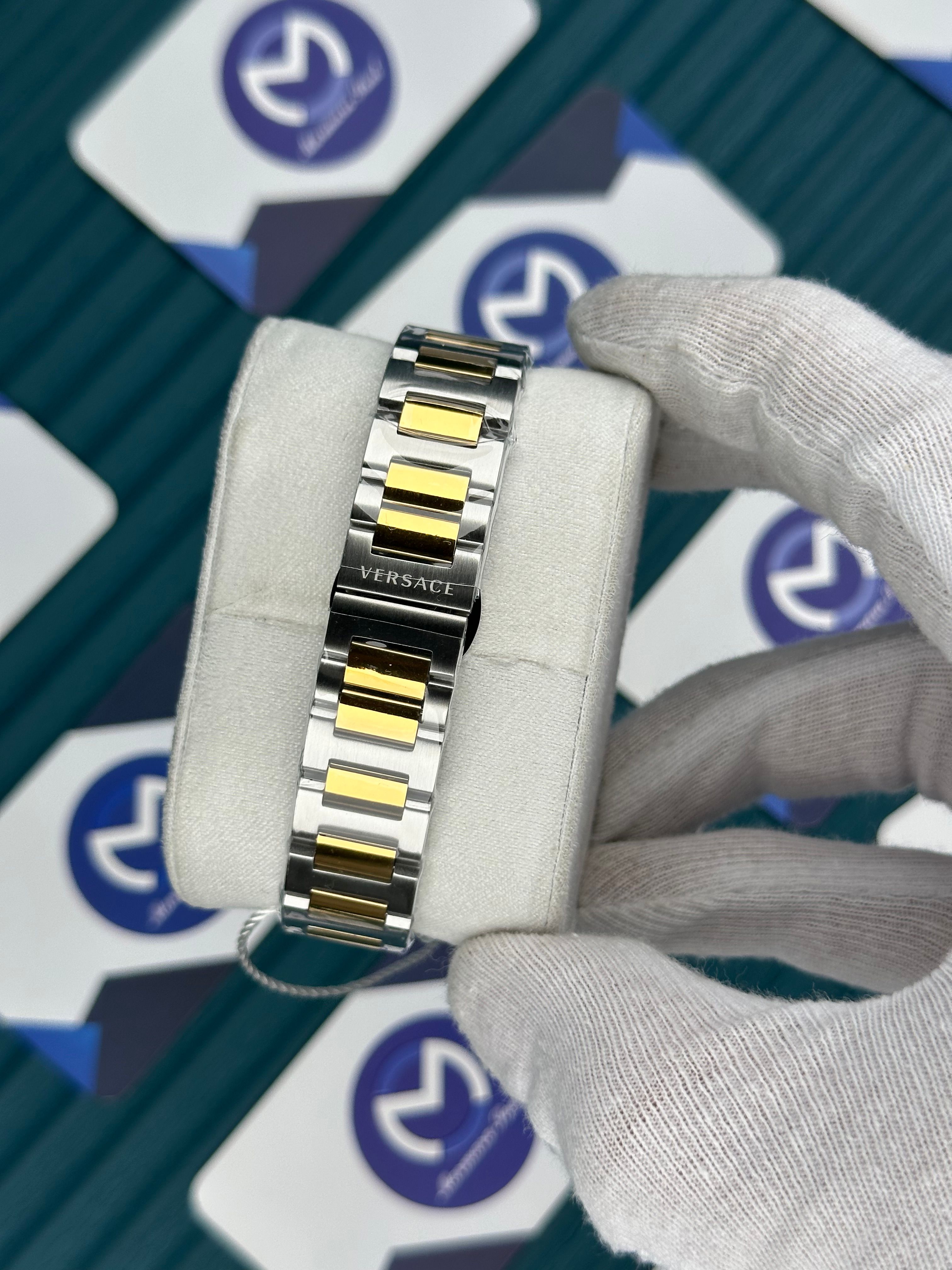 VERSACE 36 KABARTMALI VERSACE YAZILI DESENLİ YEŞİL KADRAN GOLD SILVER