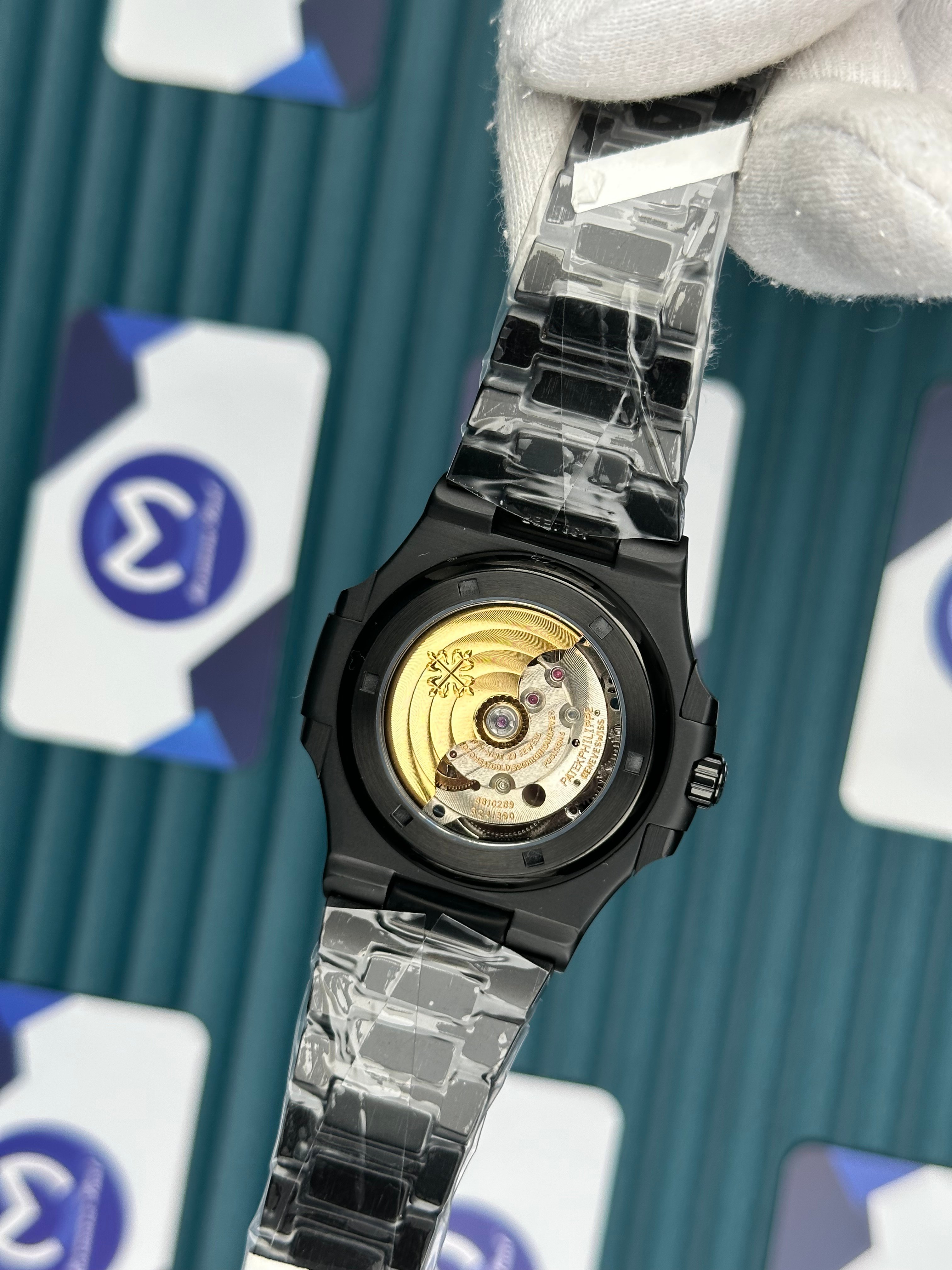 Patek Philippe Nautilus Siyah Kordon Kırmızı Kadran