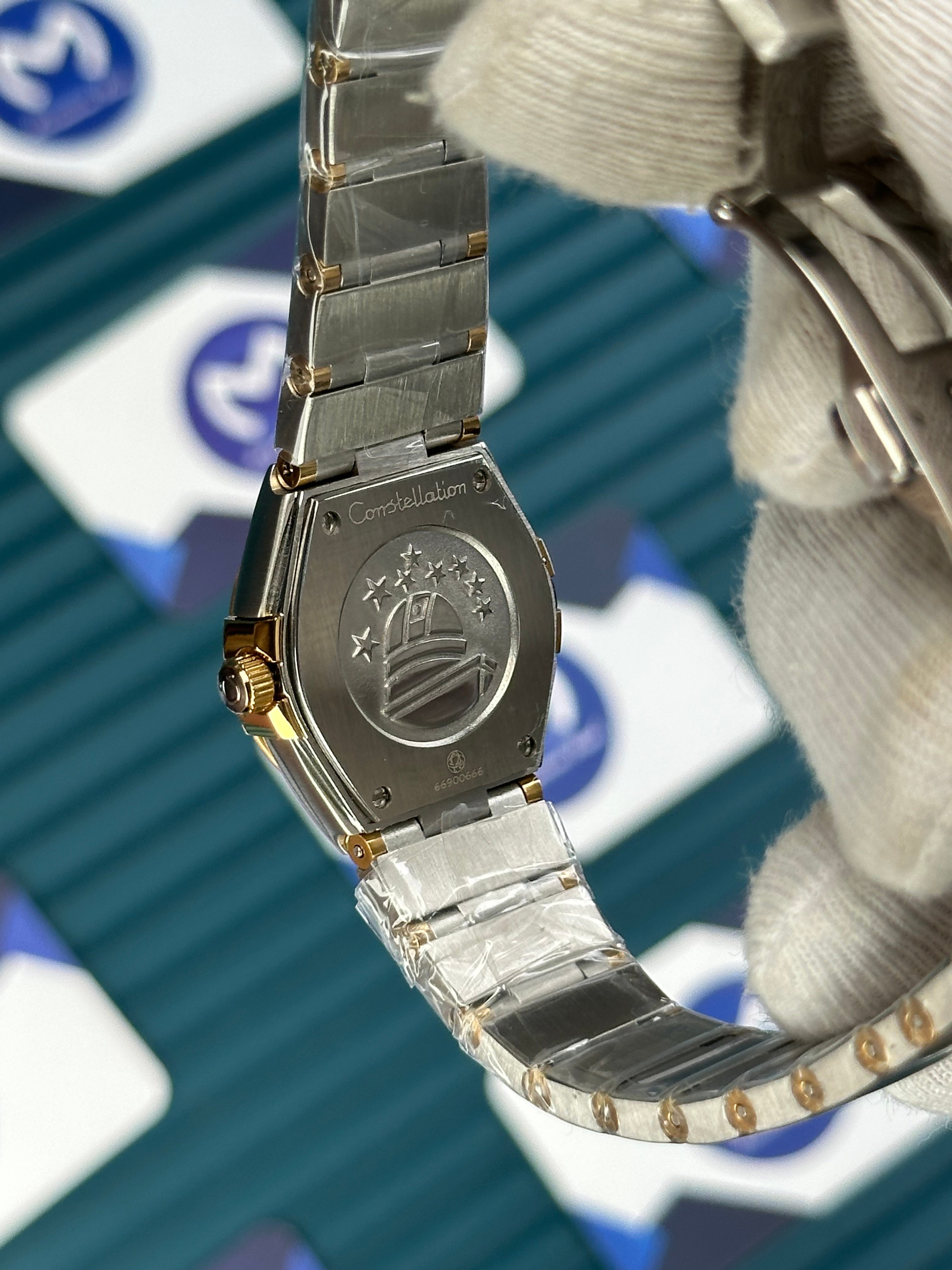 Omega Constellation Manhattan White Dial Quartz 28 mm Gold-Silver Bracelet