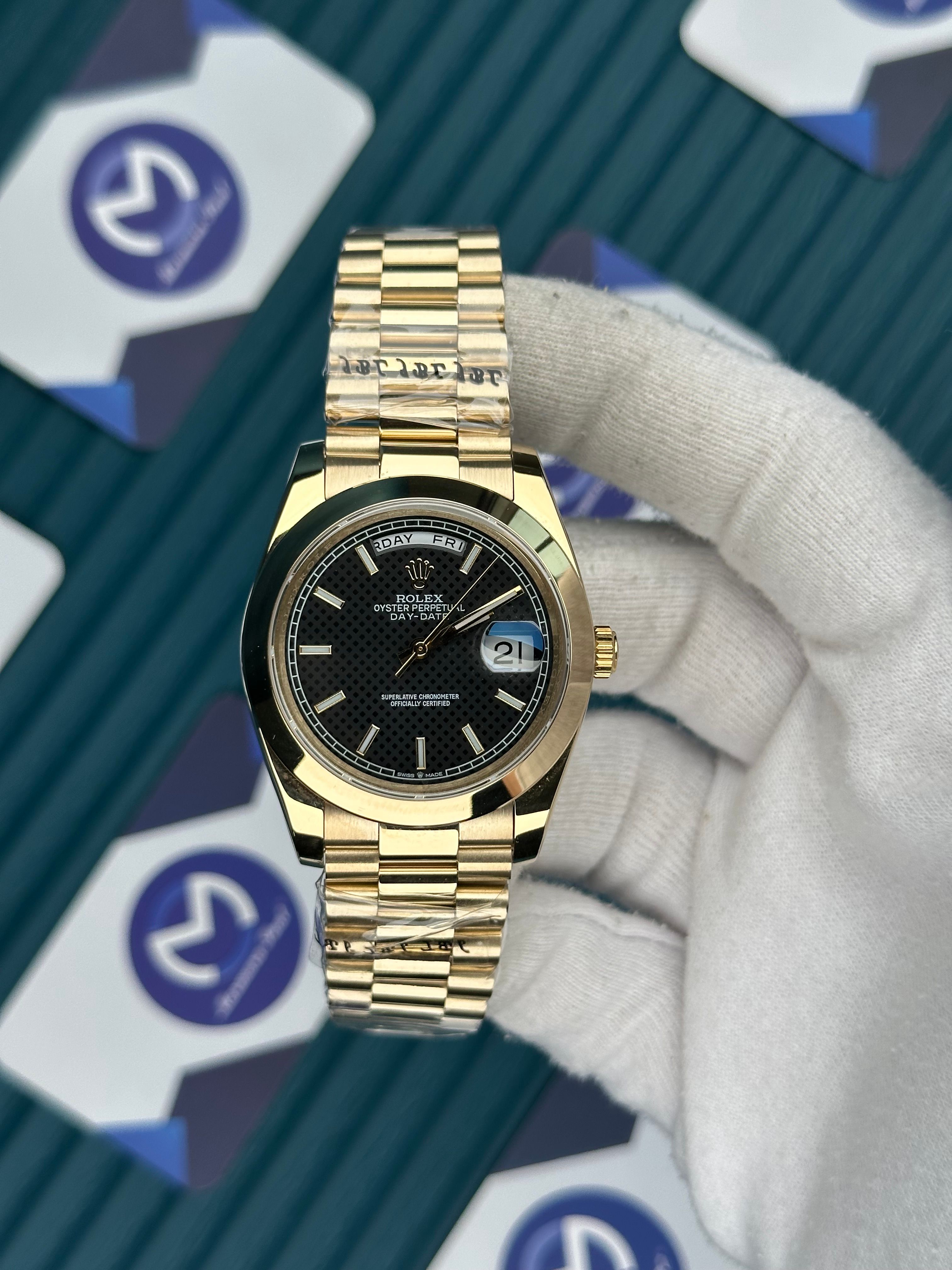 ROLEX DAY-DATE MOZAIK BLACK DIAL OVAL BEZEL GOLD PRESIDENT