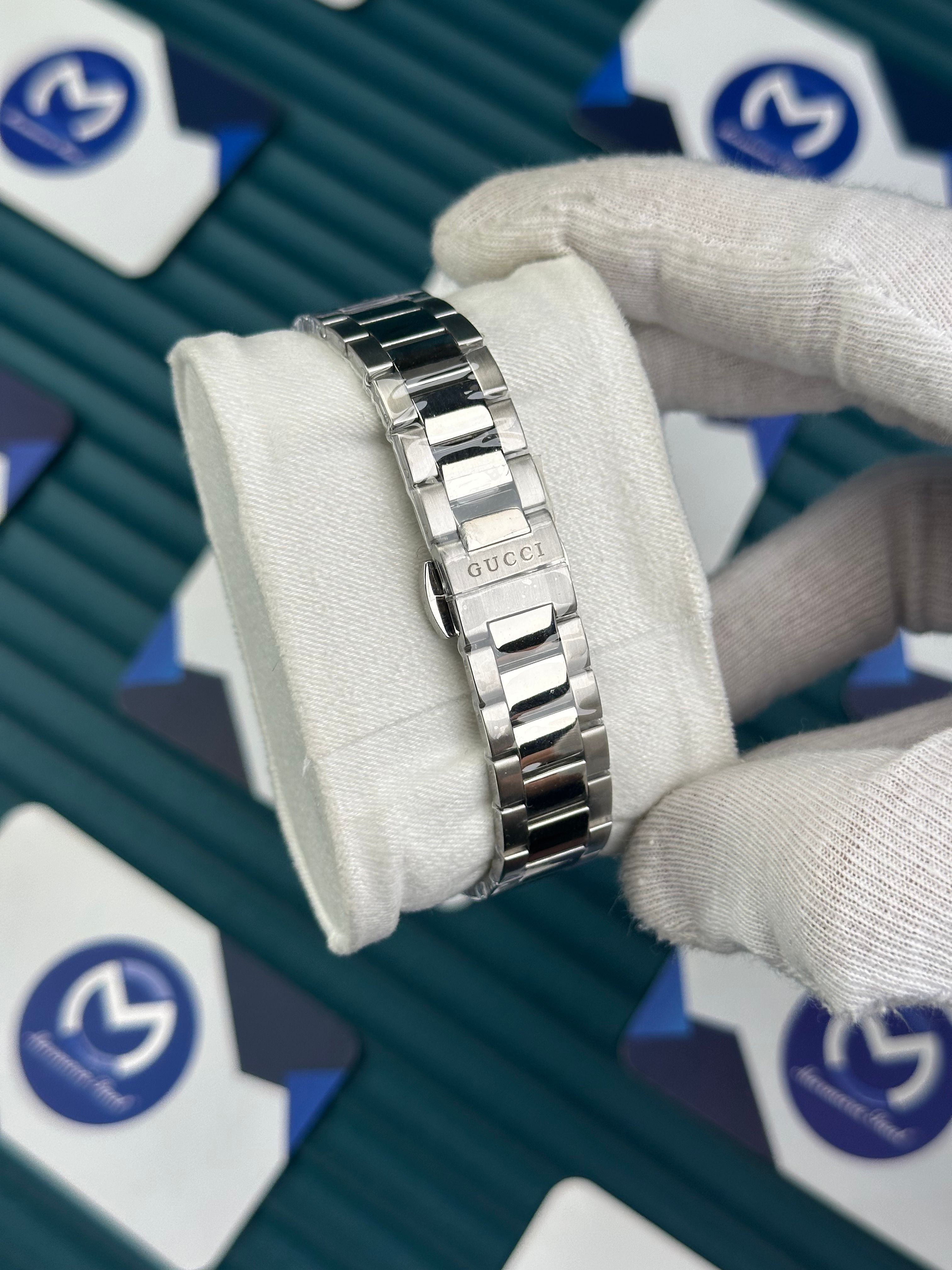 GUCCI WOMAN BLACK DIAL BUTTERFLY MOTIF SILVER