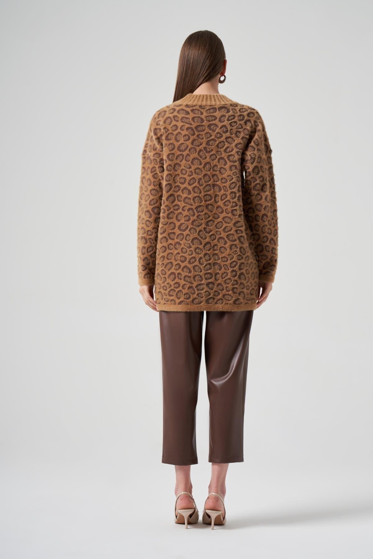 Leopar Kazak-Camel