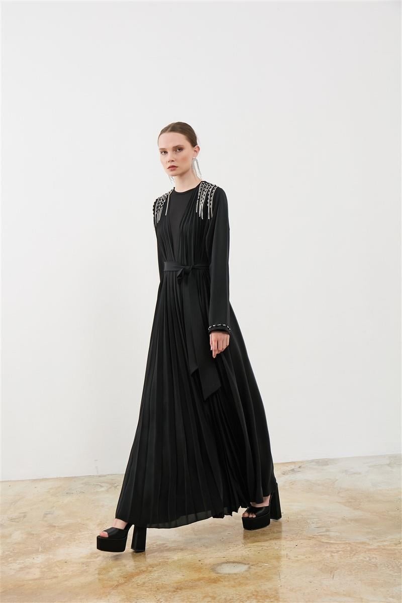 Minny Önü Pilise Detaylı Sarkık Taşlı Abaya-Siyah