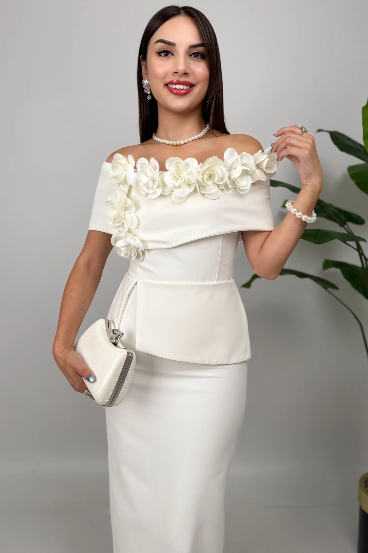 Vivenza Gül Detaylı Omuz Açık Kayık Yaka Uzun Beyaz Abiye Elbise, Nişan ve Davet Zarafeti