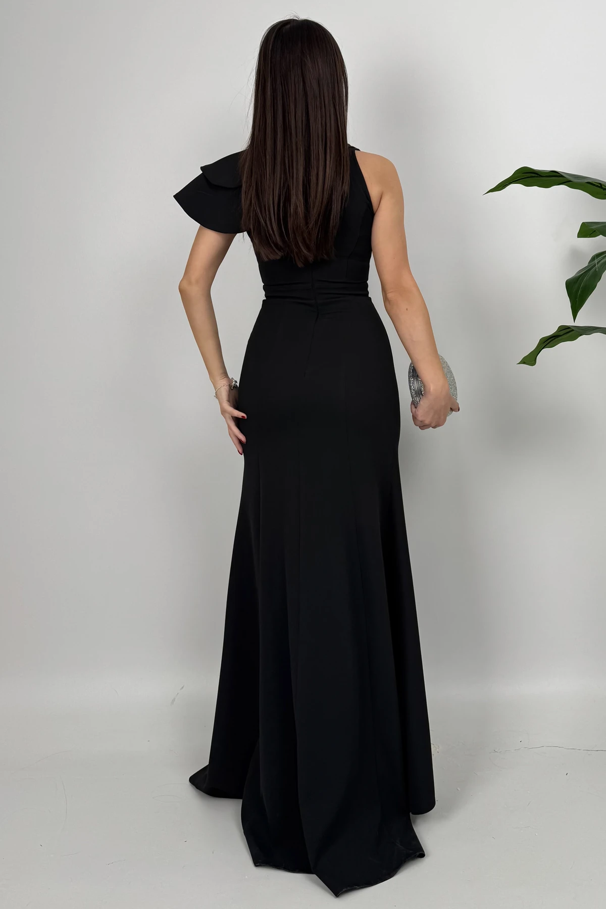 Delvira Drapeli Tek Omuz Çiçek Detaylı Uzun Siyah Abiye Elbise