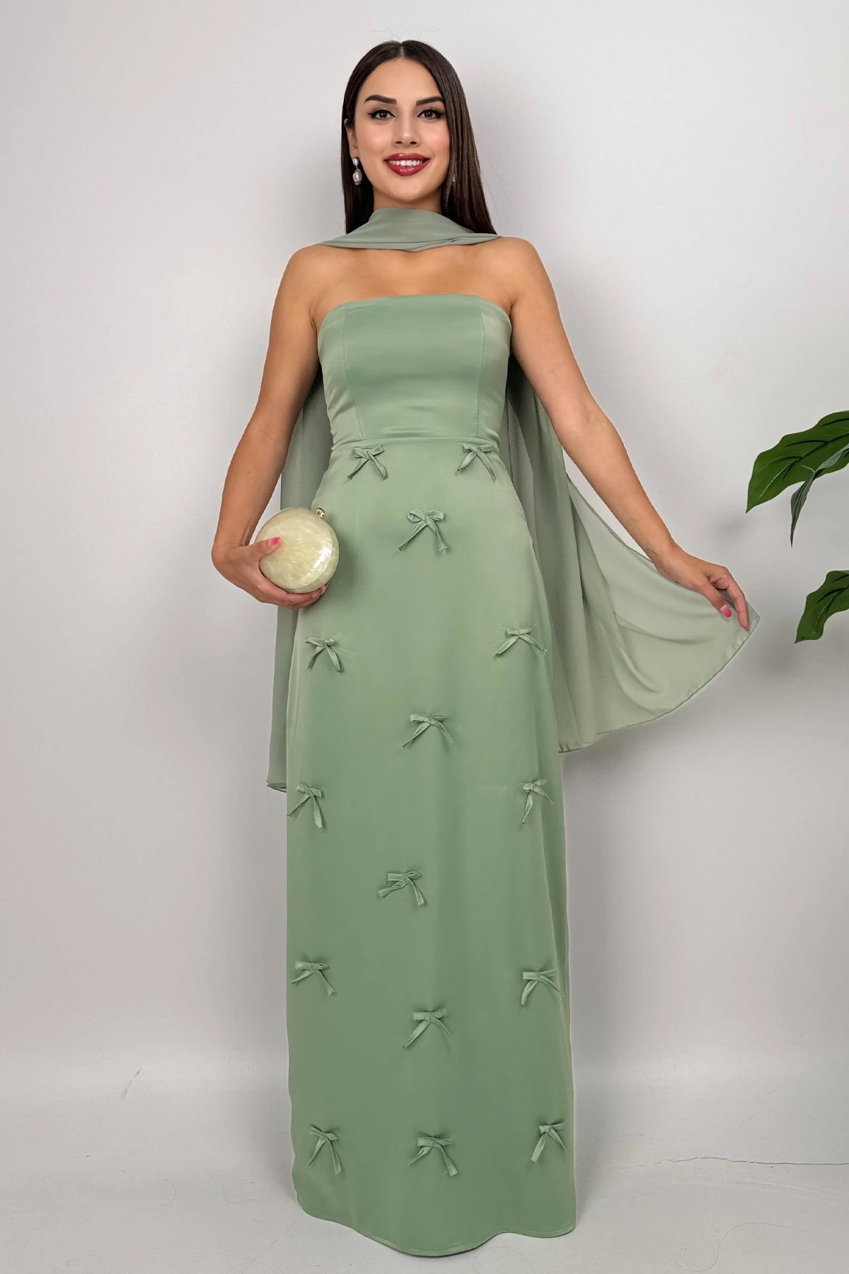 Lilina Straplez Fiyonk Detaylı Şal Aksesuarlı Uzun Mint Yeşil Abiye Elbise