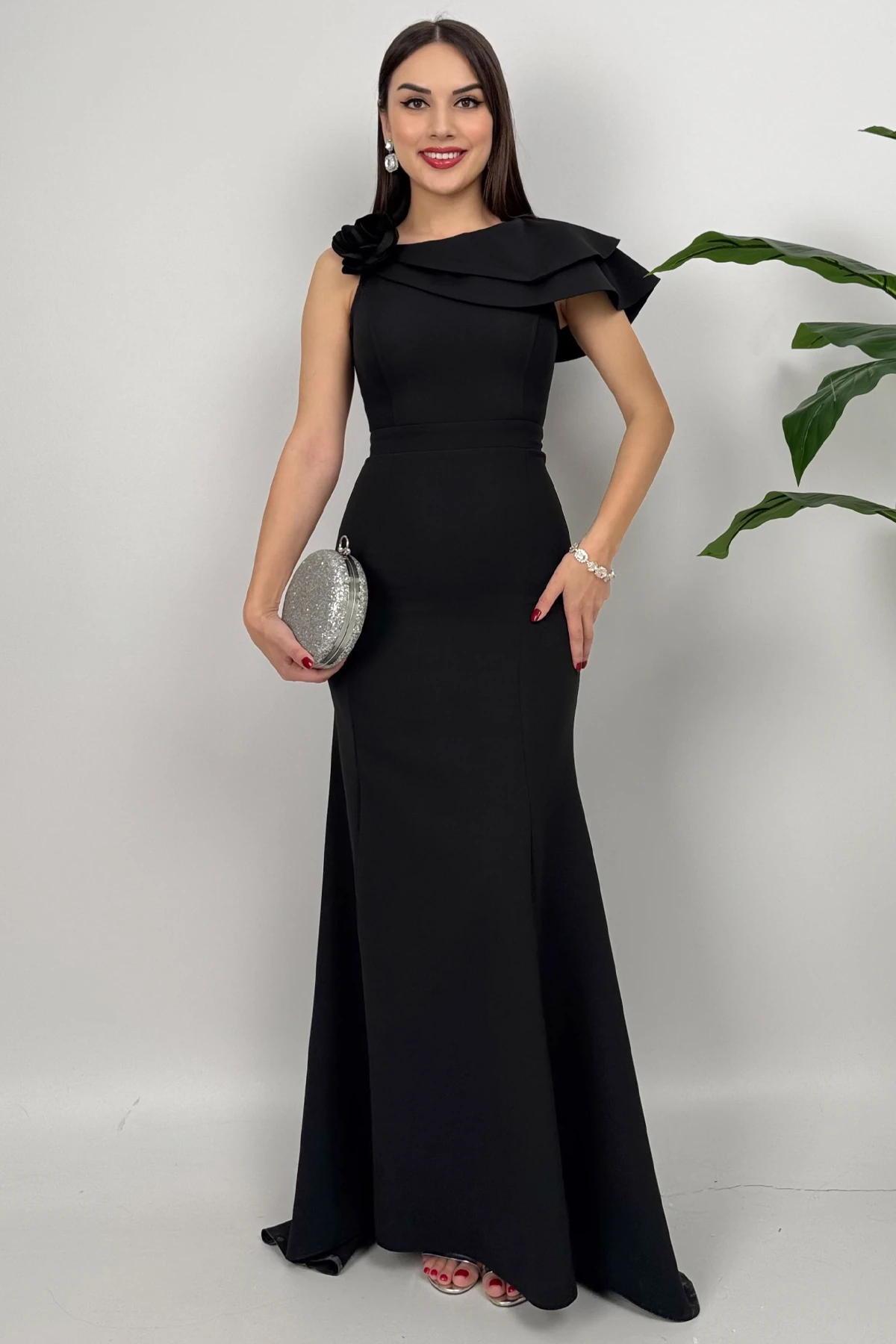 Delvira Drapeli Tek Omuz Çiçek Detaylı Uzun Siyah Abiye Elbise