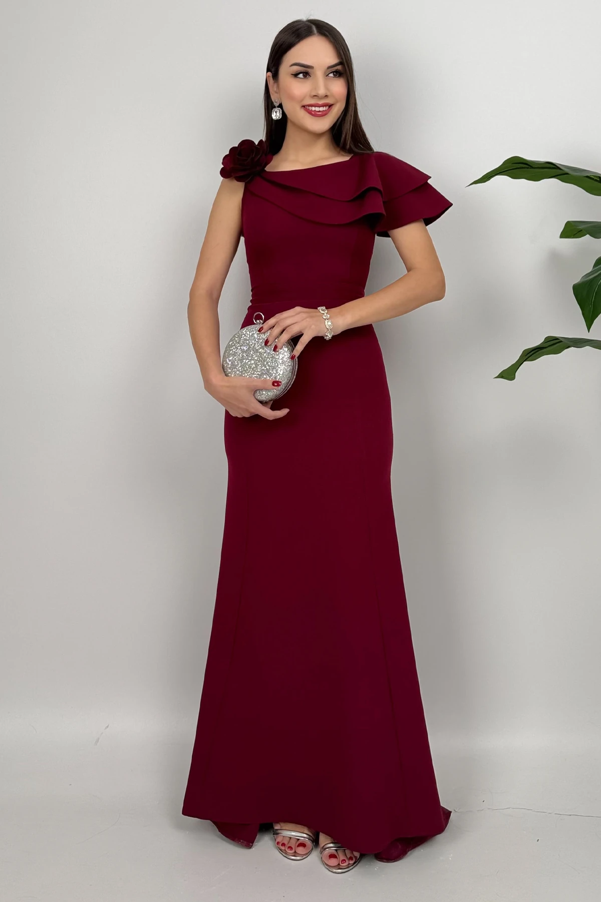 Delvira Drapeli Tek Omuz Çiçek Detaylı Uzun Bordo Abiye Elbise