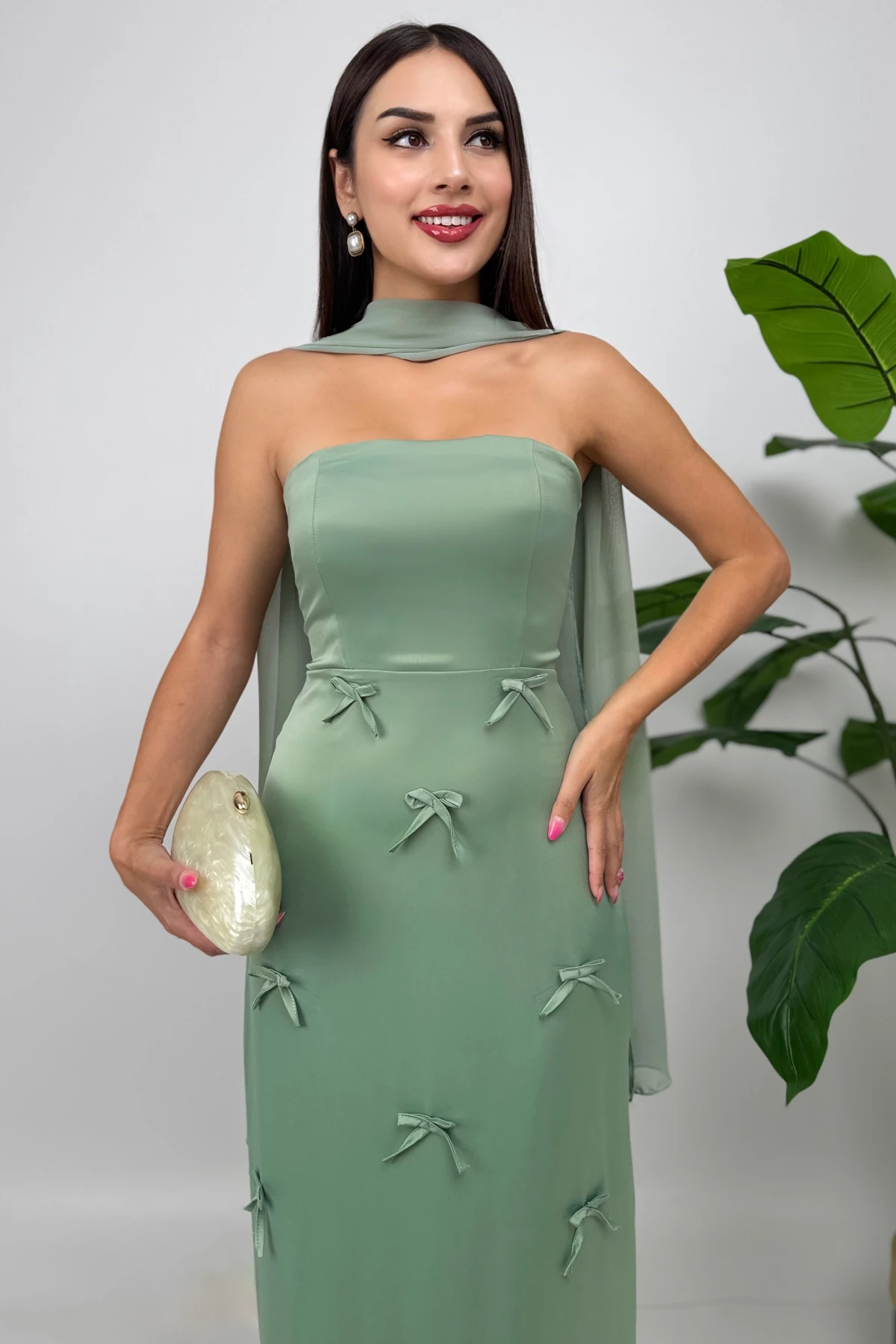 Lilina Straplez Fiyonk Detaylı Şal Aksesuarlı Uzun Mint Yeşil Abiye Elbise