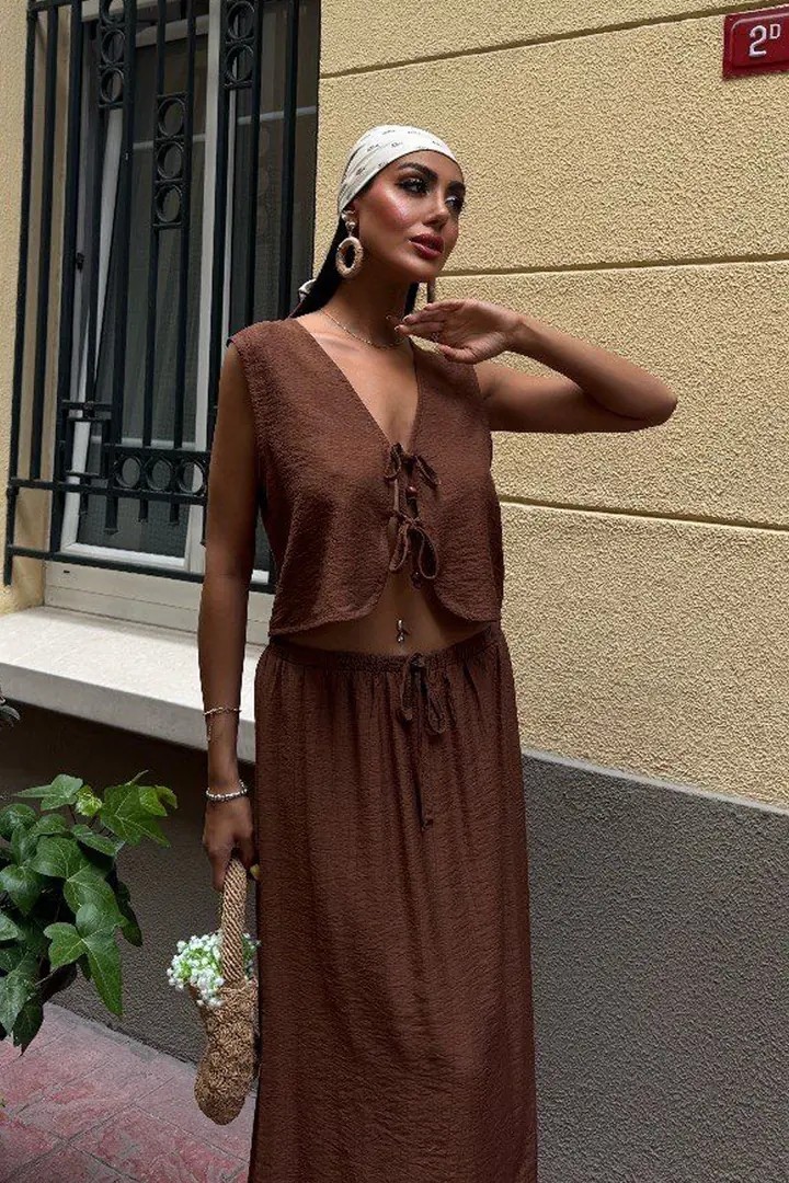 Olive Breeze Kadın Kahverengi Bağcıklı Üst ve Etek Takım – Dokulu Kumaş
