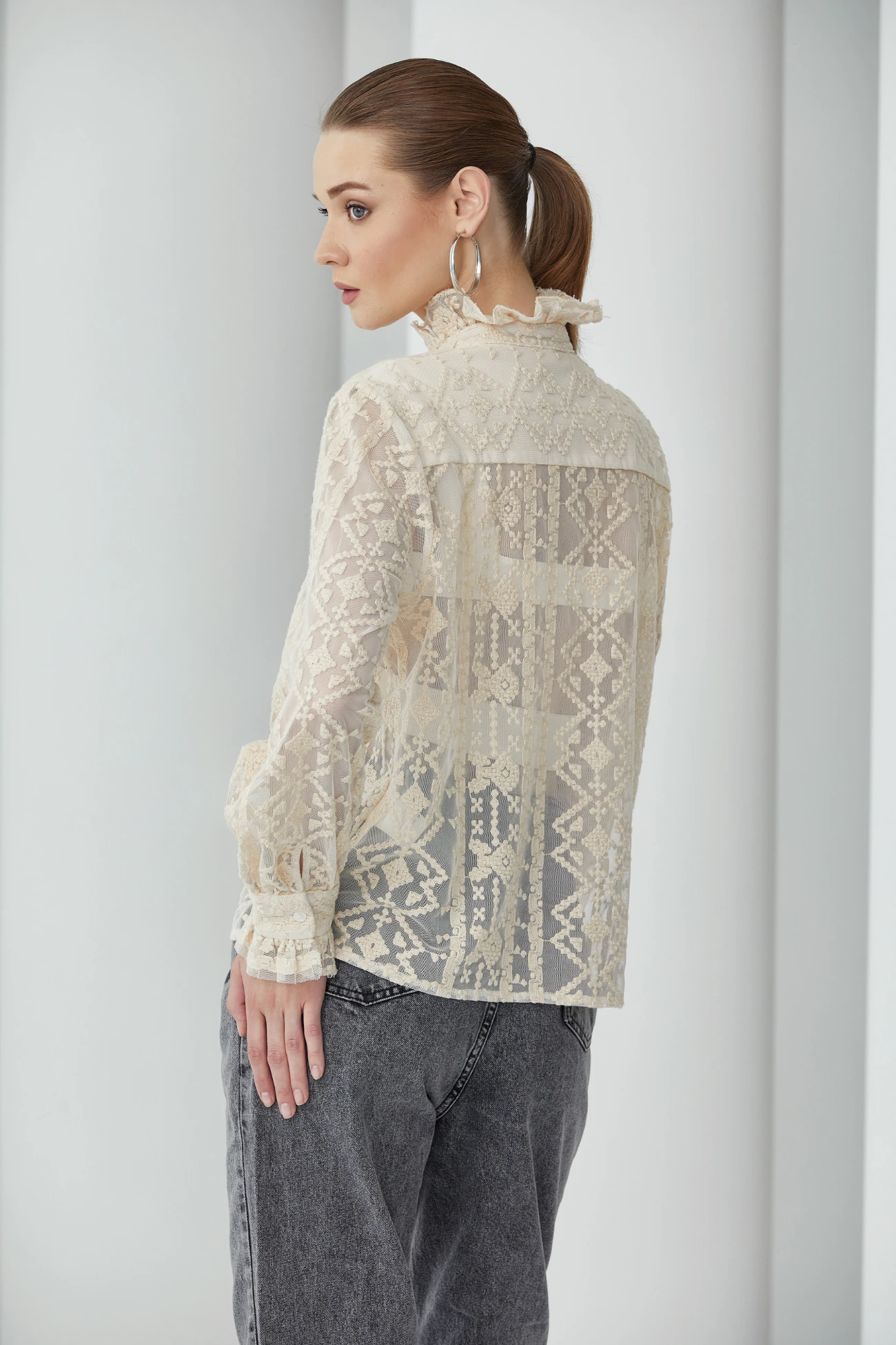 BECCA-Hakim Yaka Transparan Bej Rengi Brode Gömlek