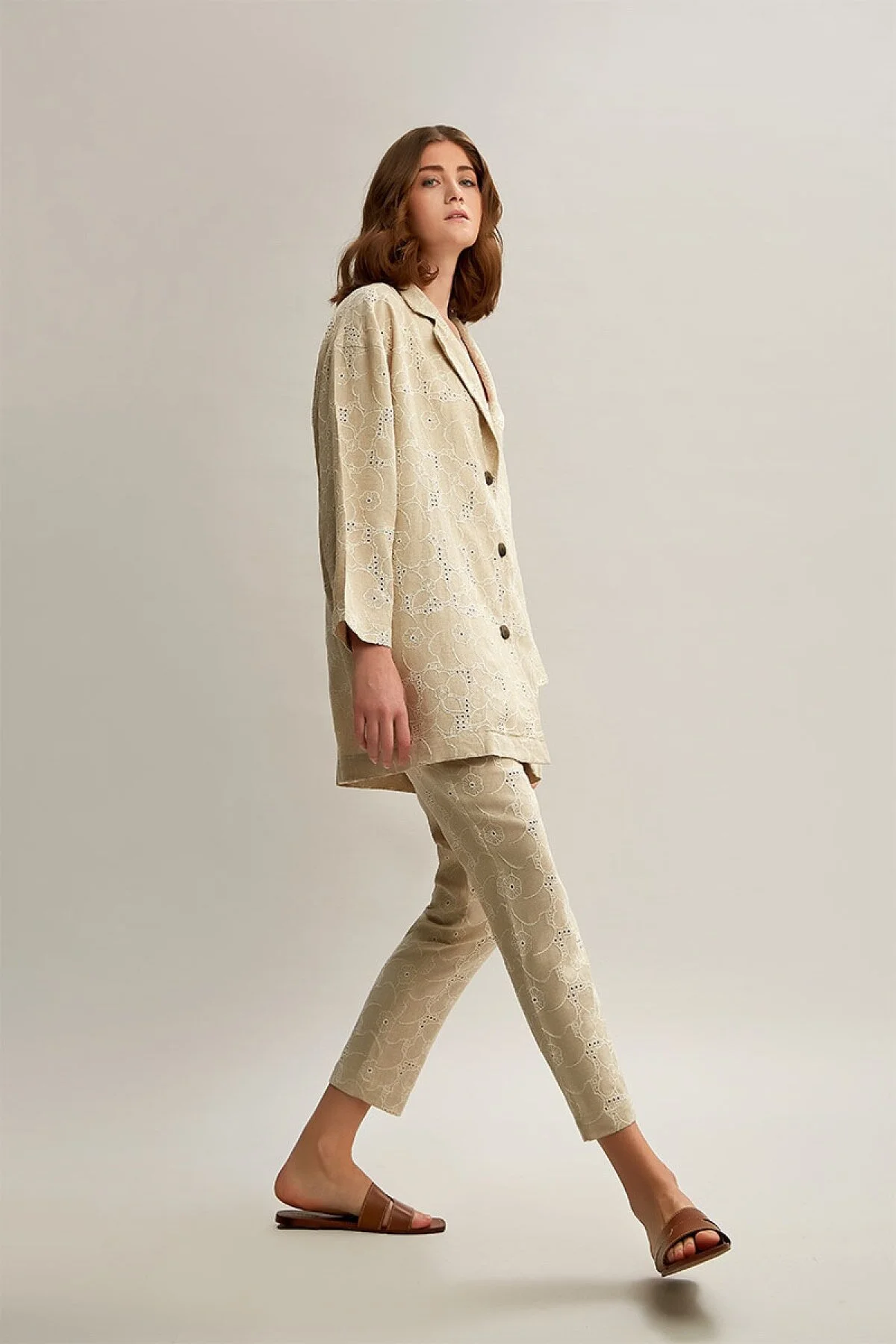Relaxed Cut Buttoned Linen Embroidery Jacket
