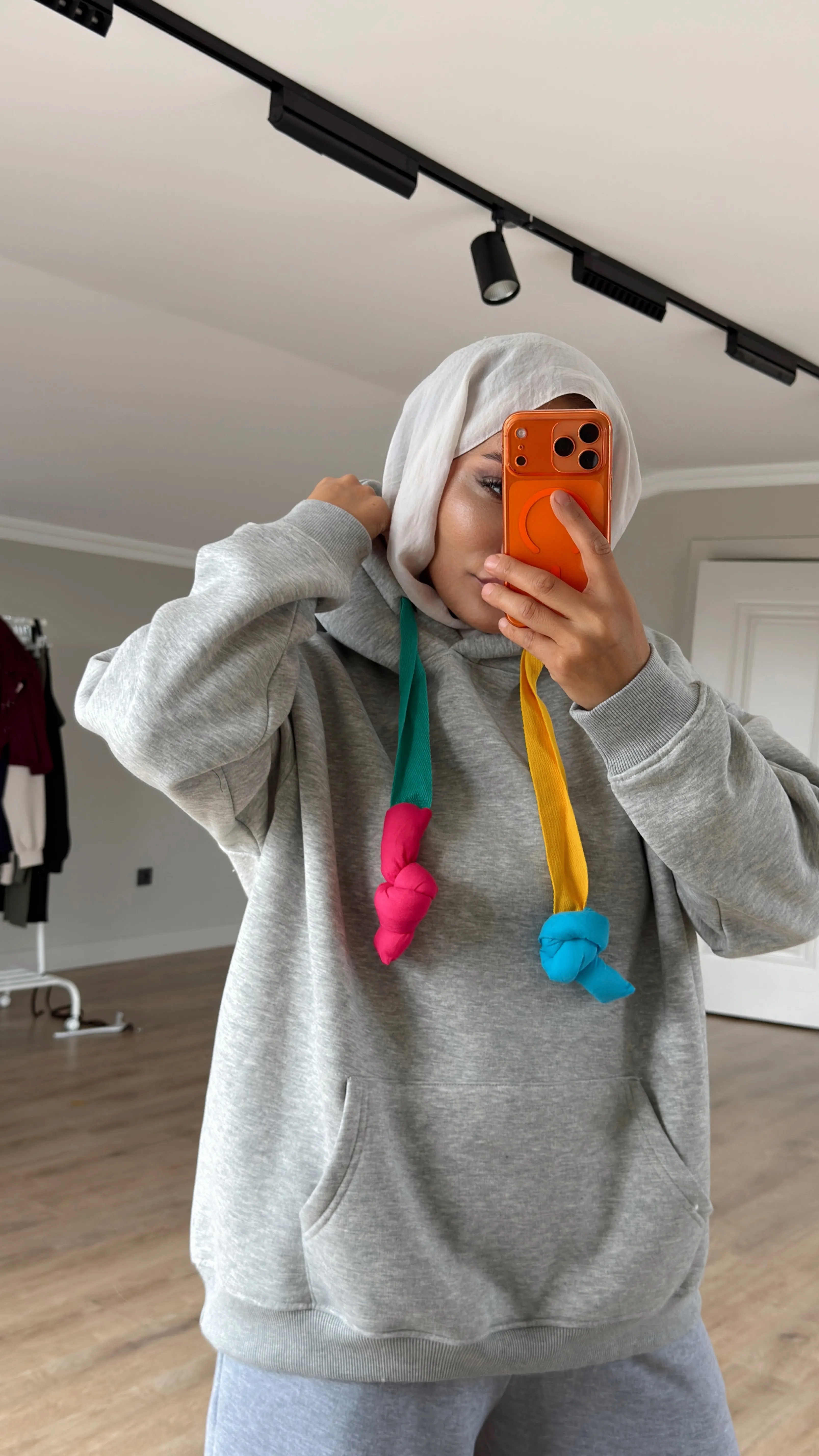 NEŞELİ SWEAT - Gri