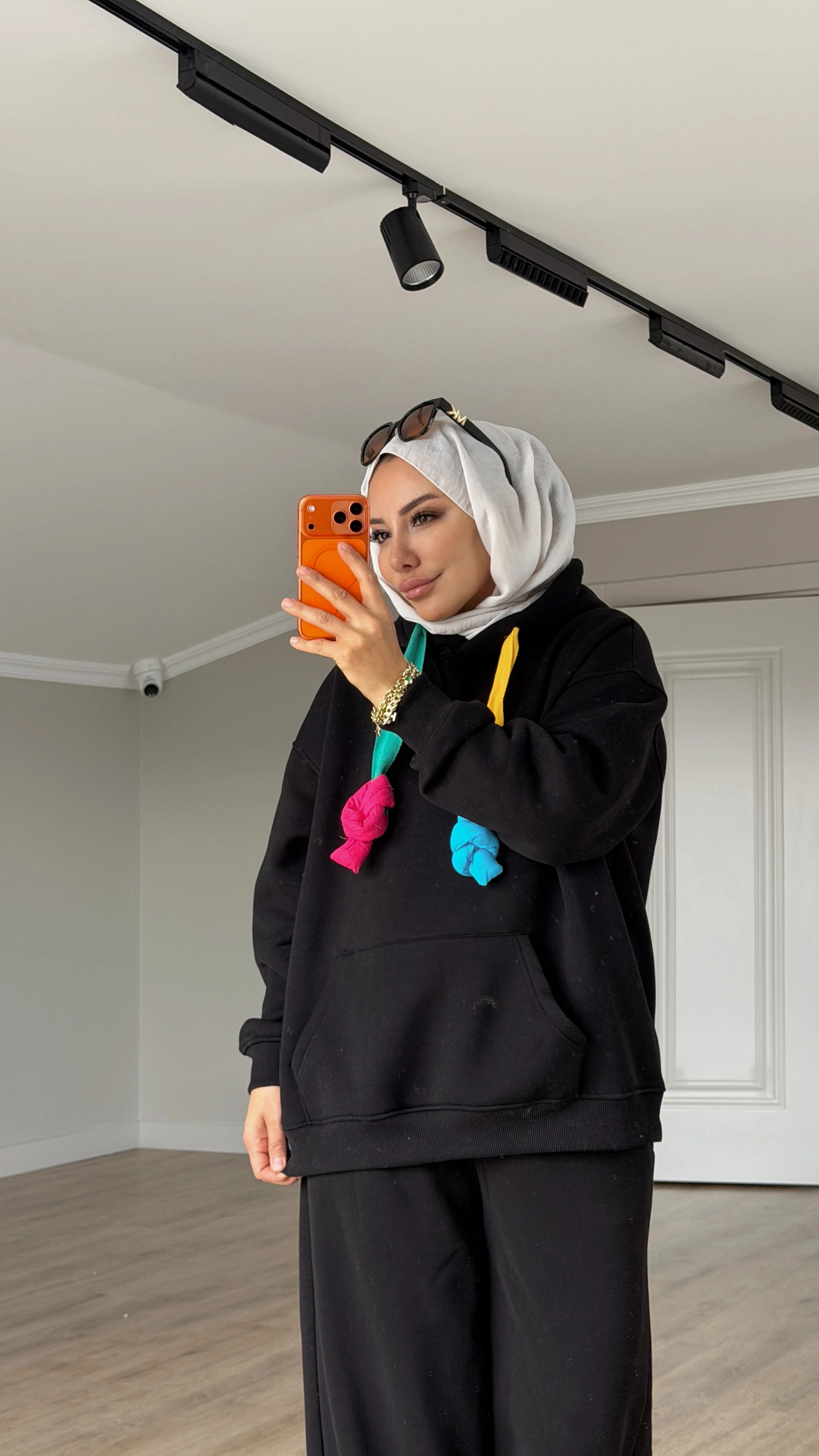 NEŞELİ SWEAT - Siyah