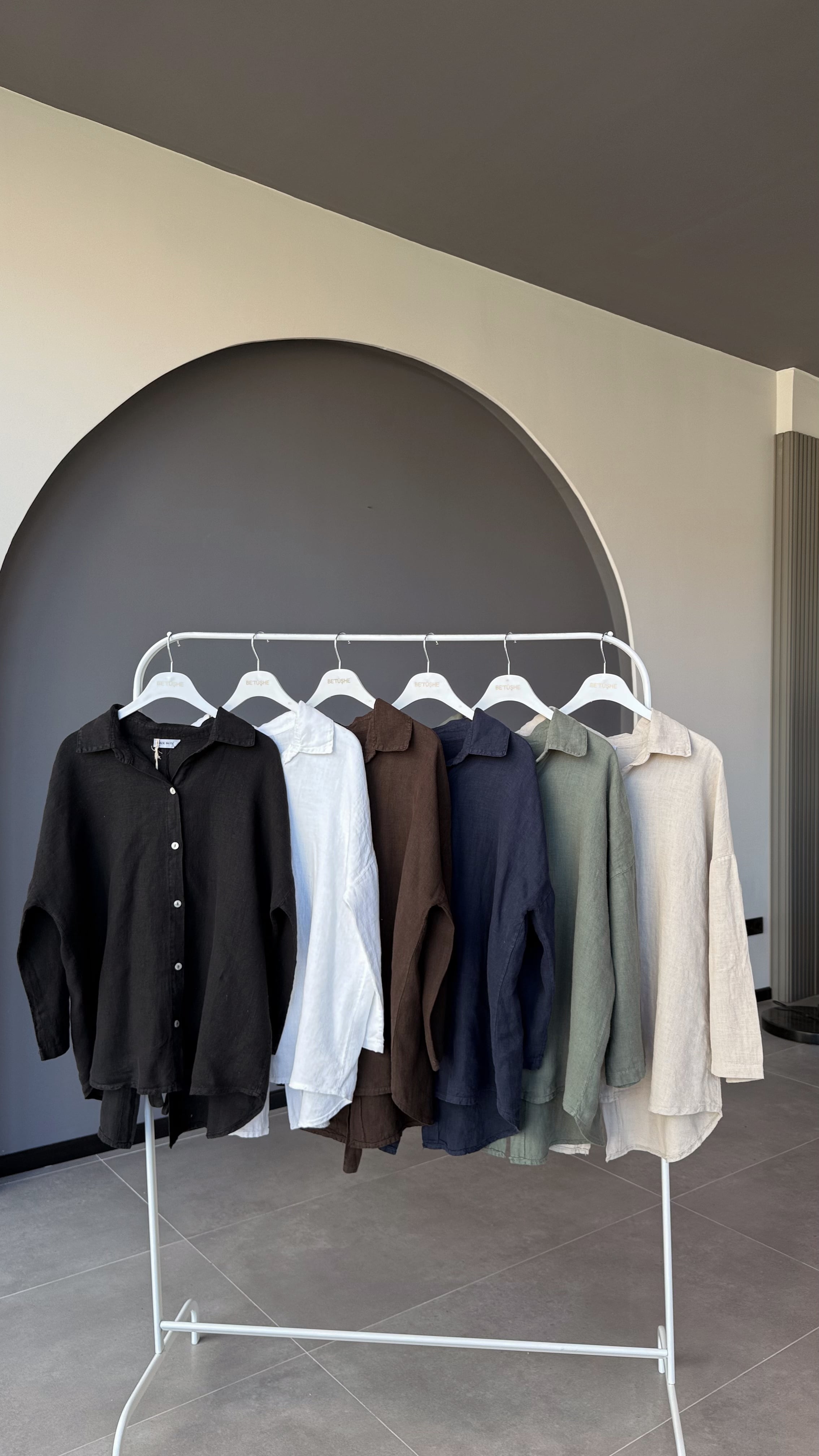 ARKASI YIRTMAÇLI VE FİYONK DETAYLI GÖMLEK