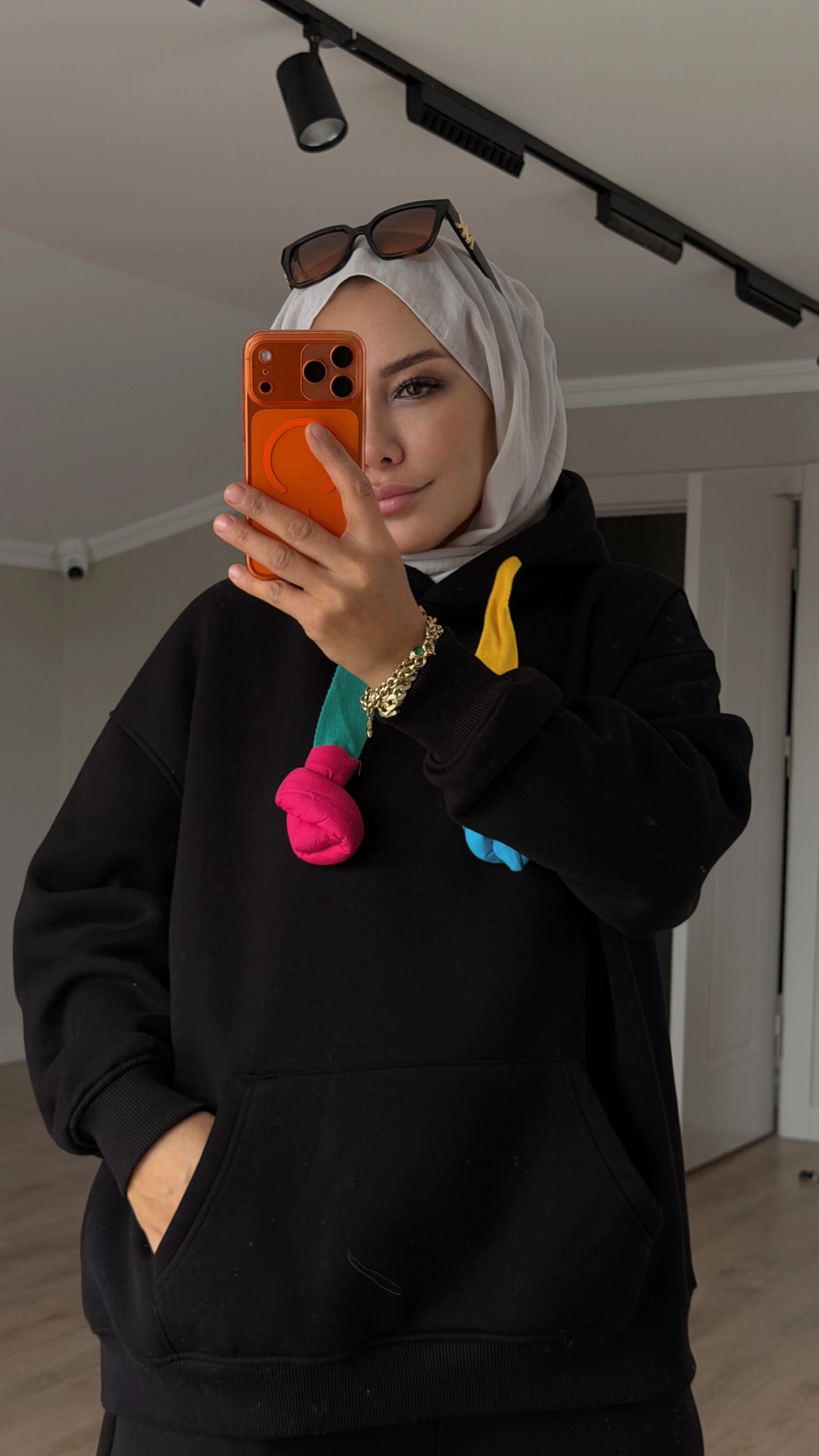 NEŞELİ SWEAT - Siyah