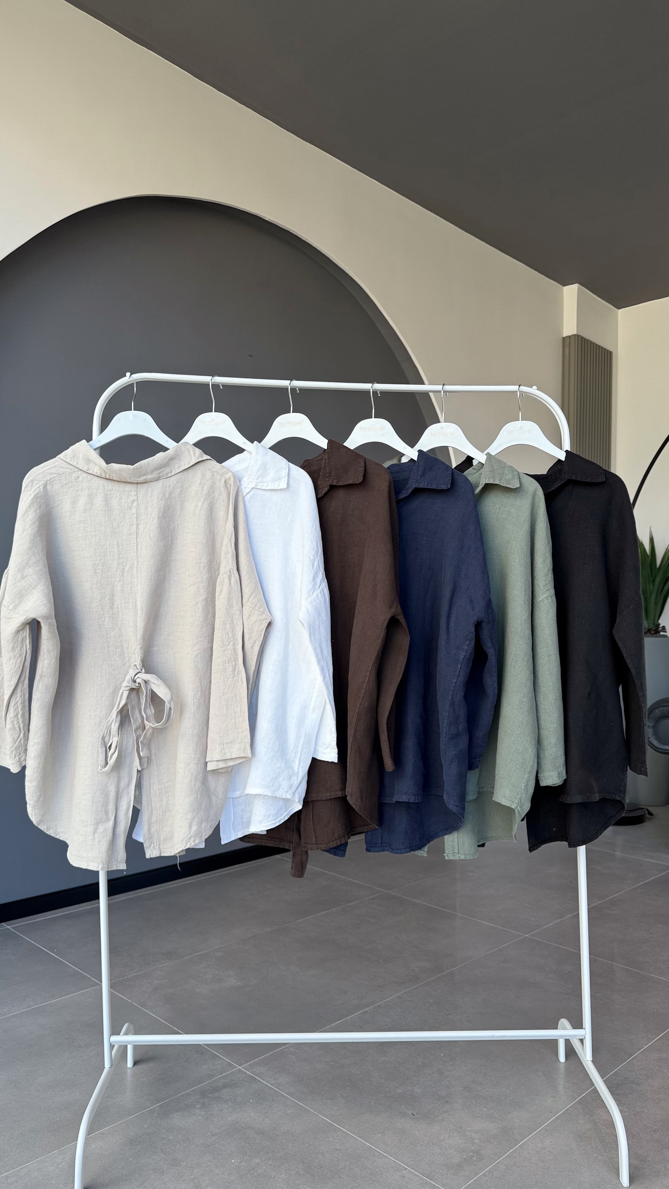 ARKASI YIRTMAÇLI VE FİYONK DETAYLI GÖMLEK