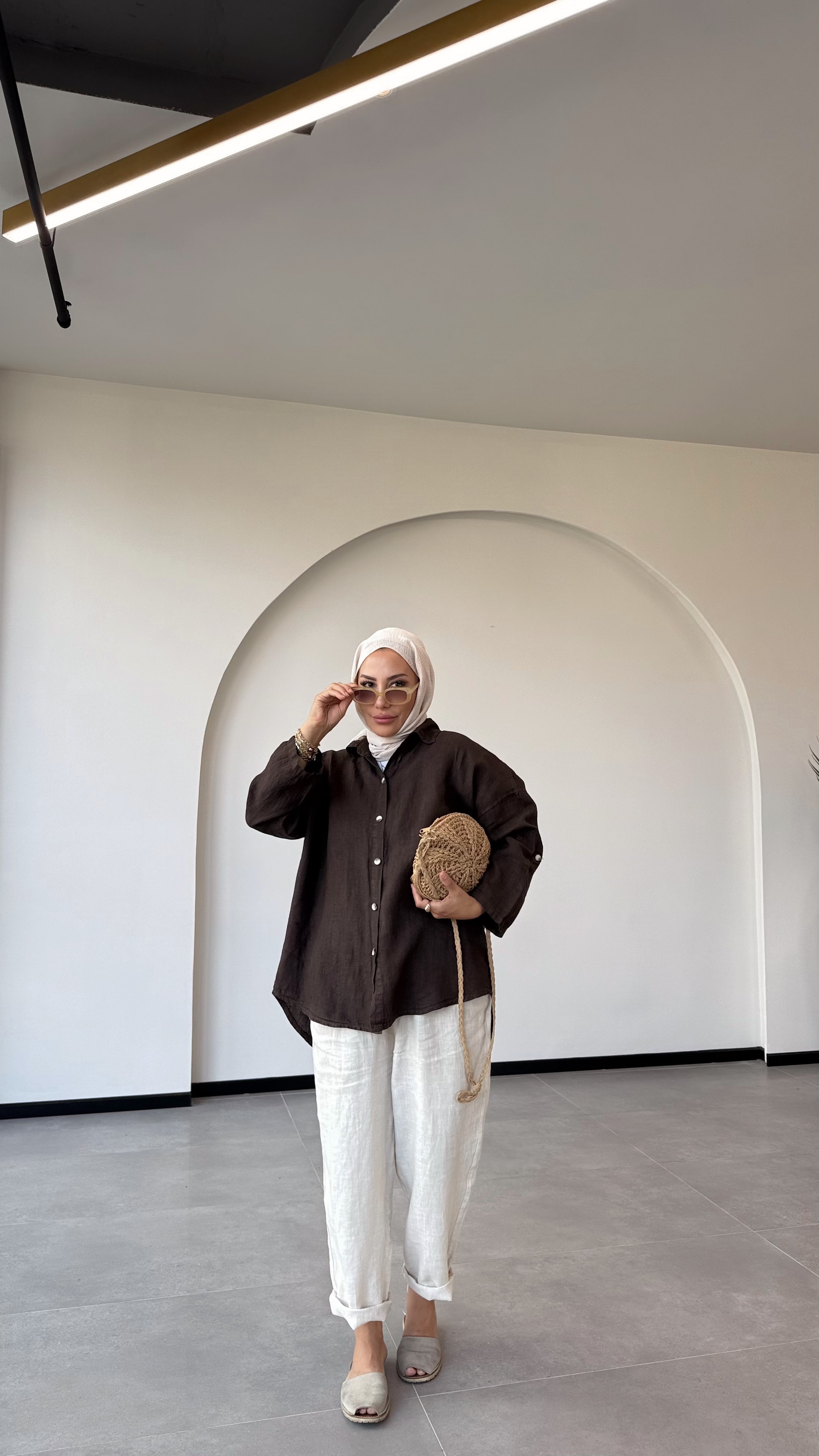 ARKASI YIRTMAÇLI VE FİYONK DETAYLI GÖMLEK