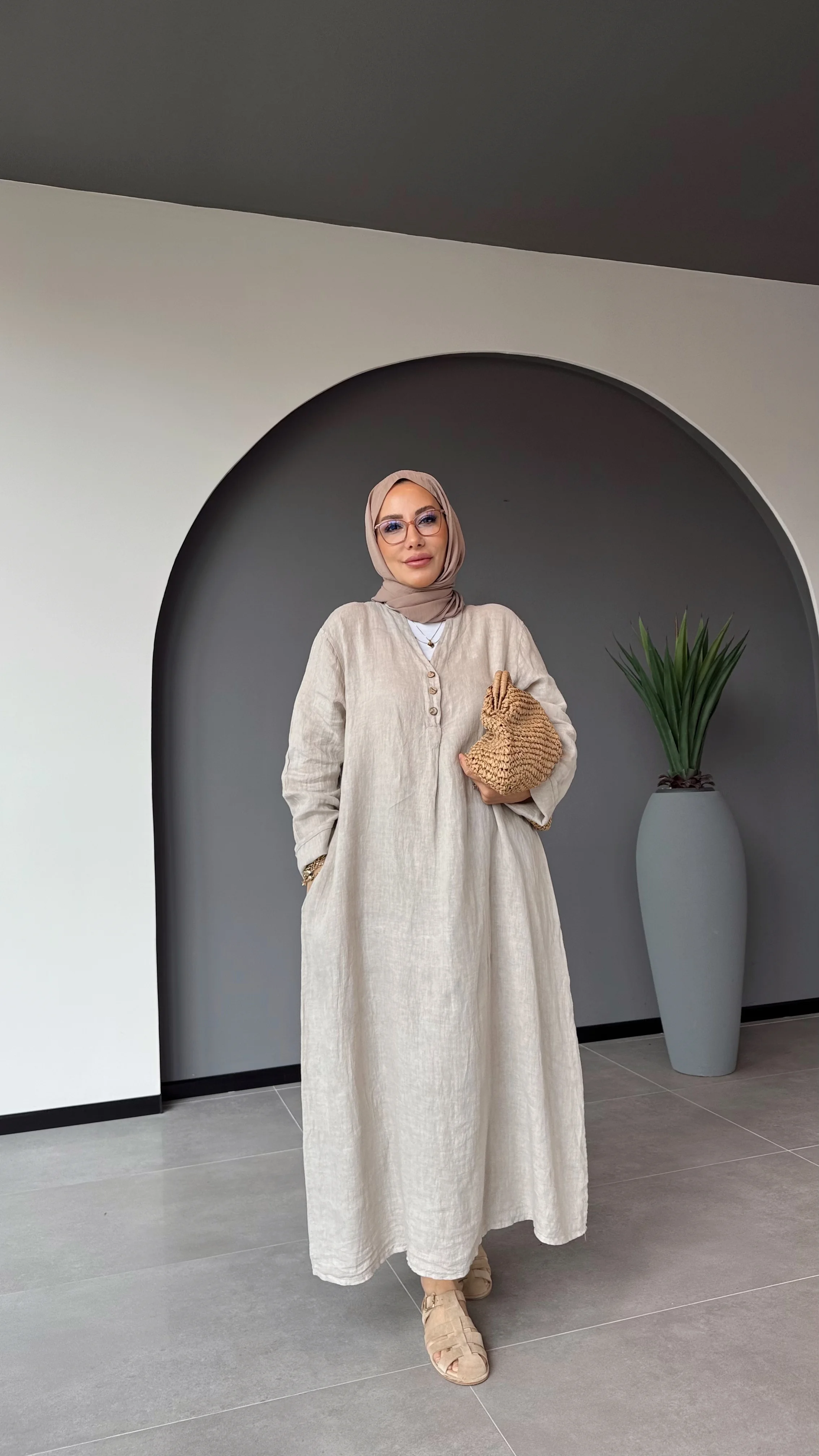 V YAKALI ÜÇ DÜĞMELİ KETEN ELBİSE