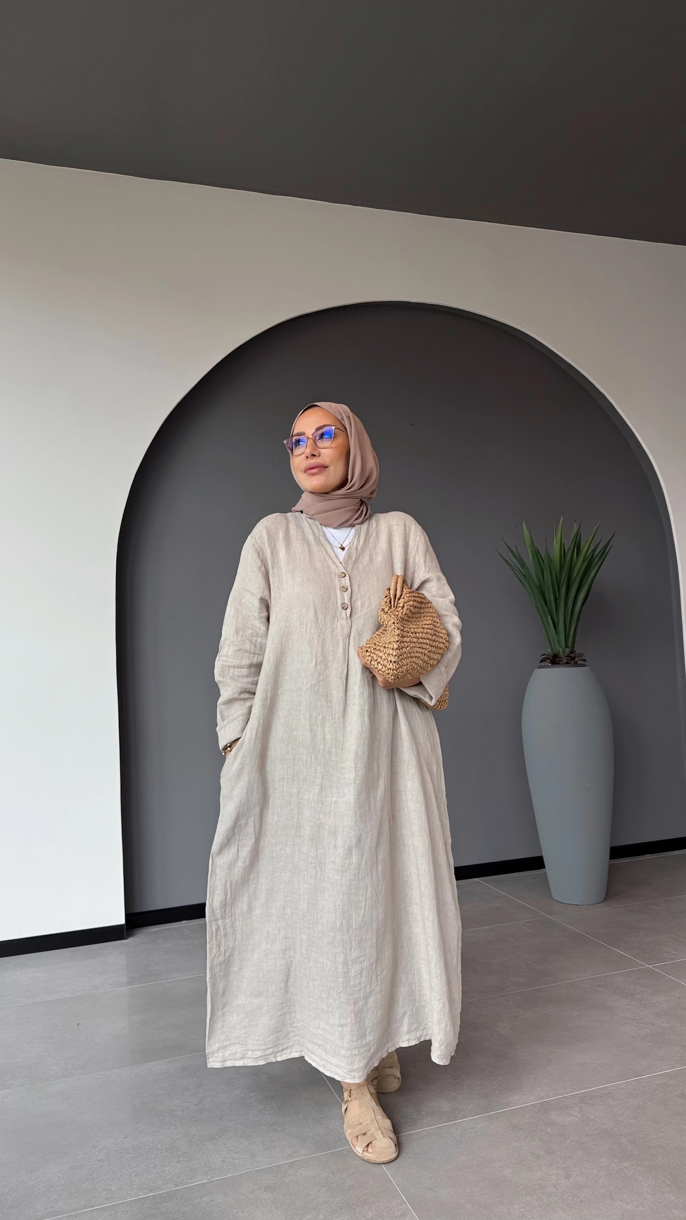 V YAKALI ÜÇ DÜĞMELİ KETEN ELBİSE