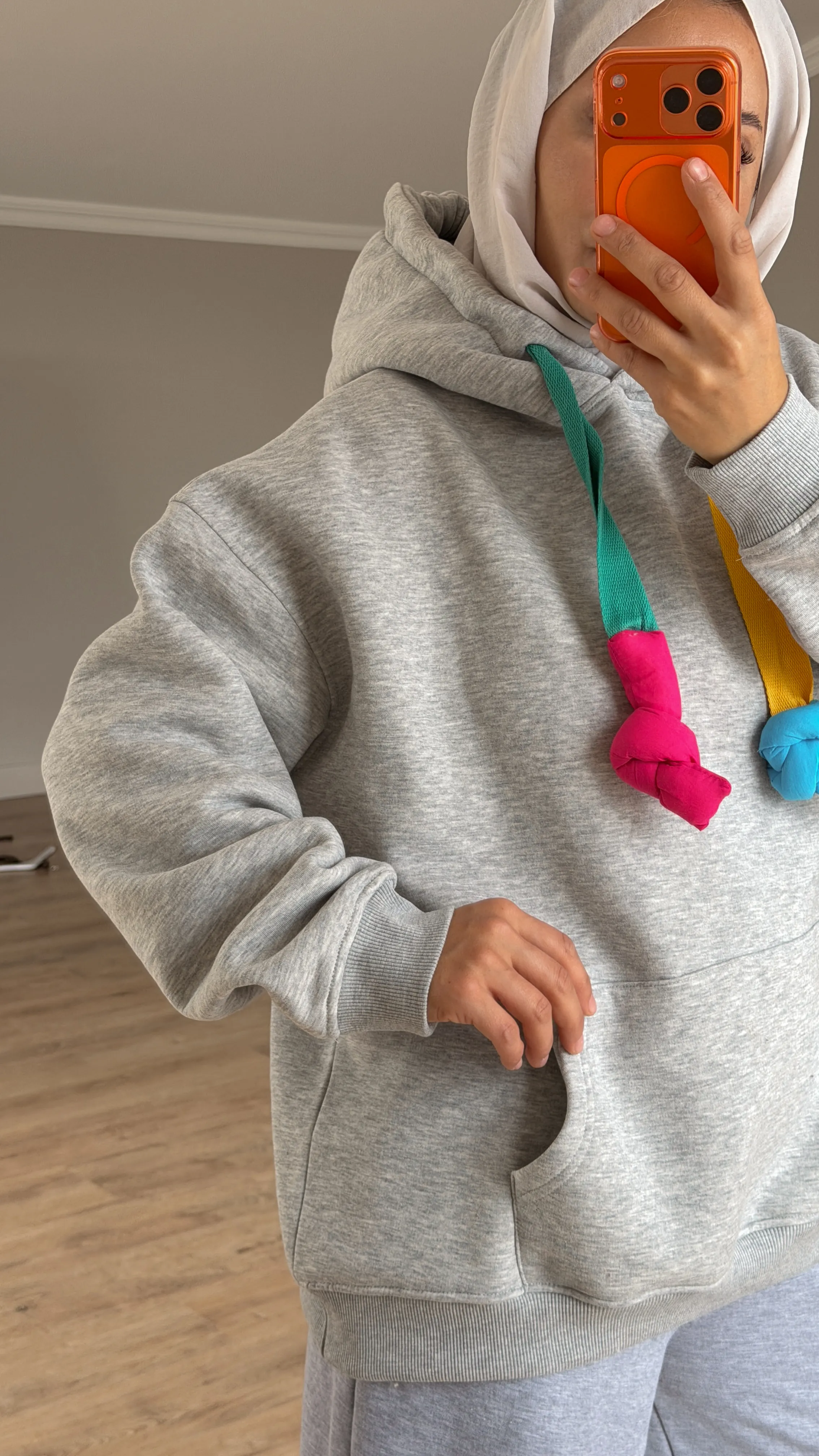 NEŞELİ SWEAT - Gri