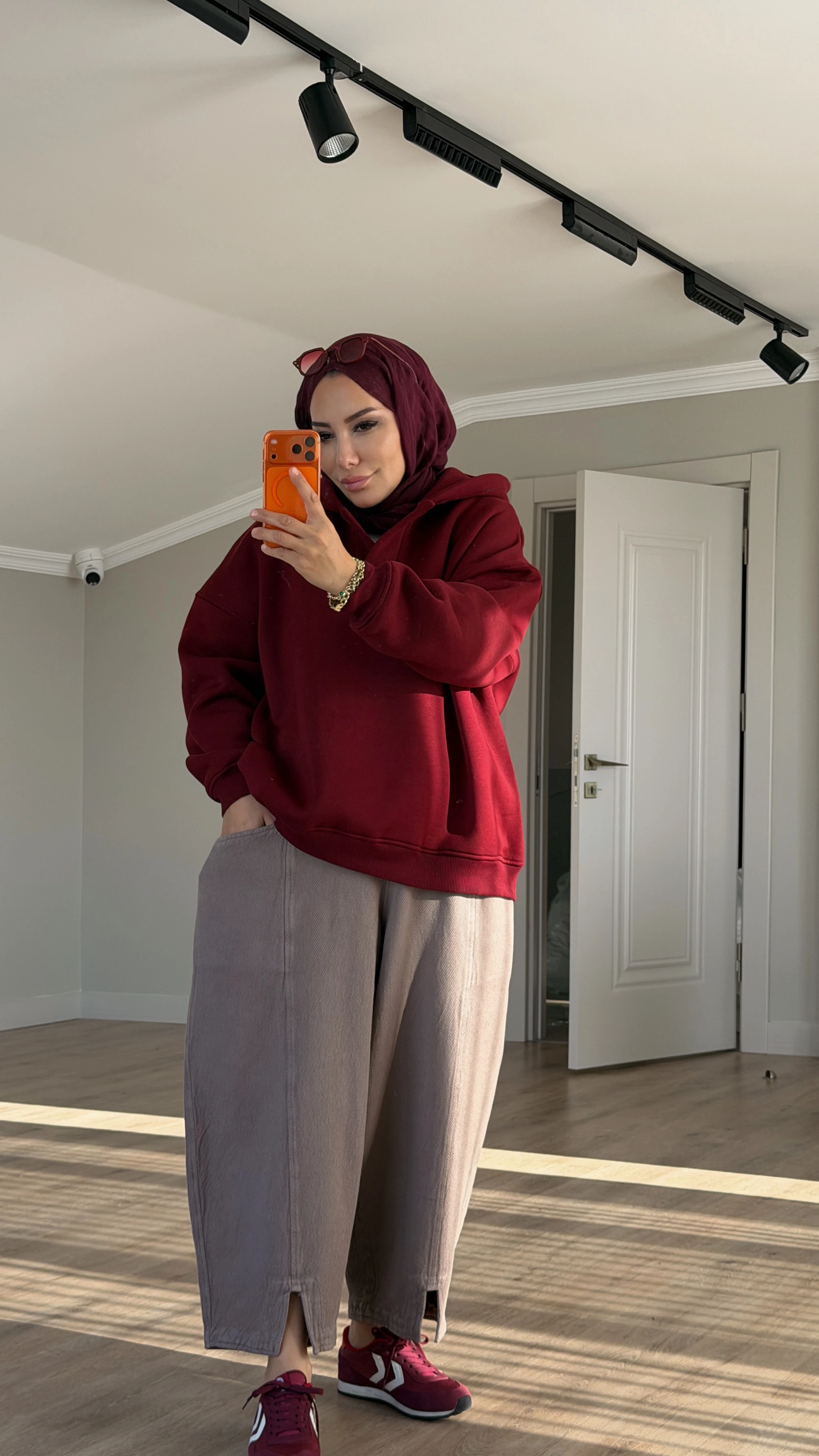 V YAKA KAPŞONLU SWEAT