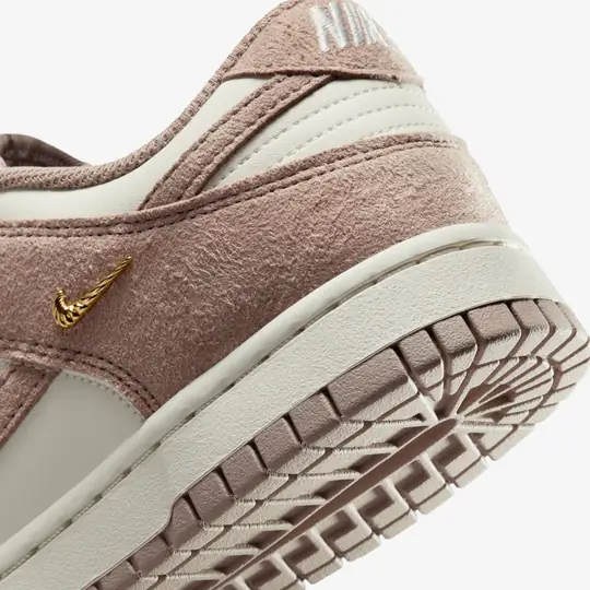 Dunk Low 'Malt Gold Mini Swoosh' (W) - Görsel 9