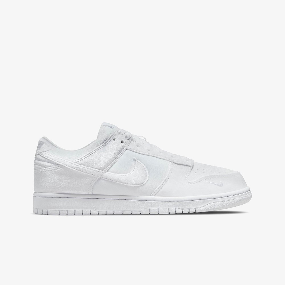 Nike sb dunk hot sale low triple white