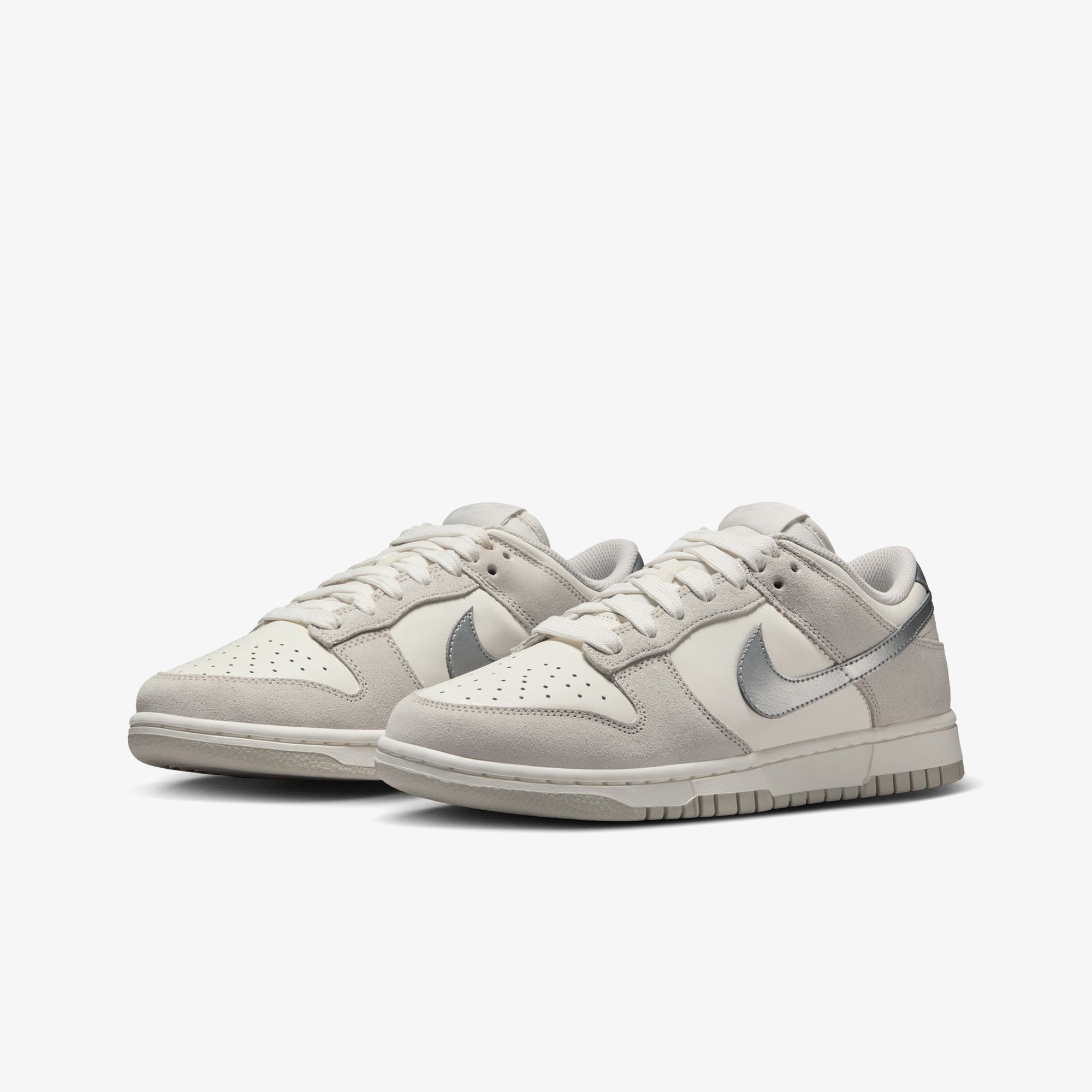 Dunk Low 'Silver Swoosh'