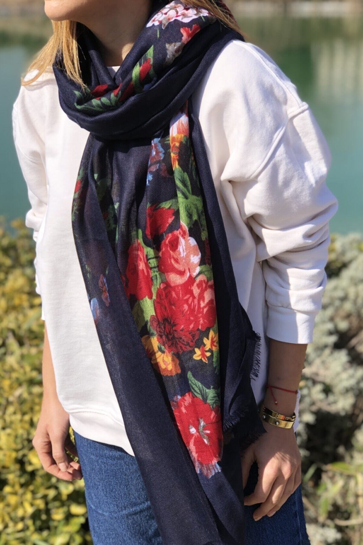¿ Çiçek Desenli Rona Lacivert Kadın Şal Aksesuar
