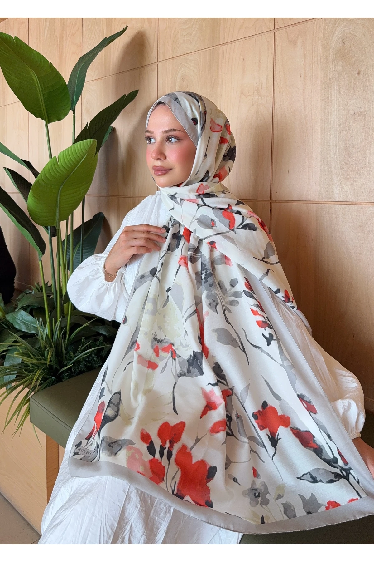 ekru - kırmızı çiçek