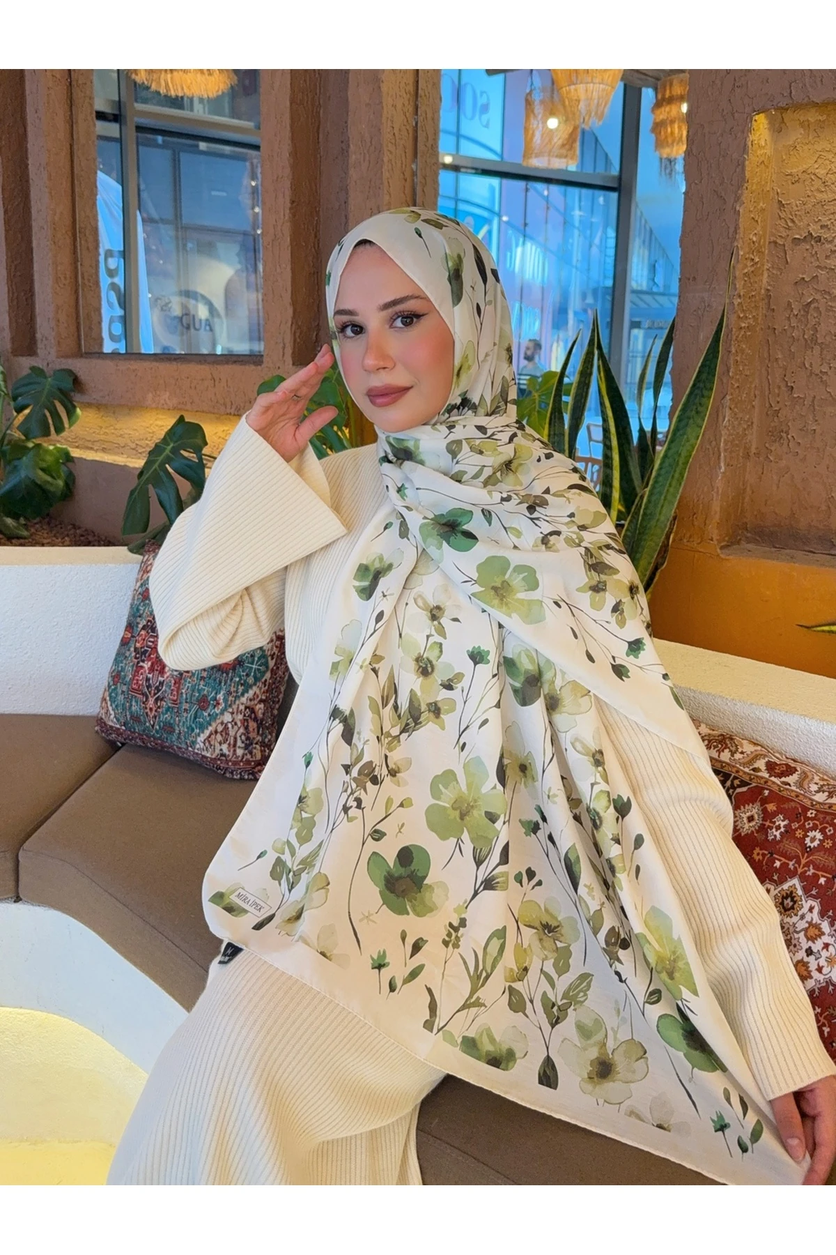 kırık beyaz-yeşil