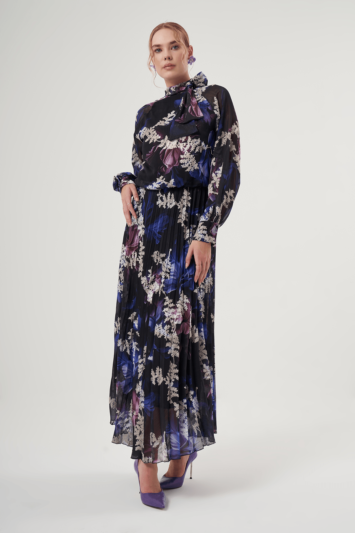 Çiçek Desenli Fularlı Elbise 2025