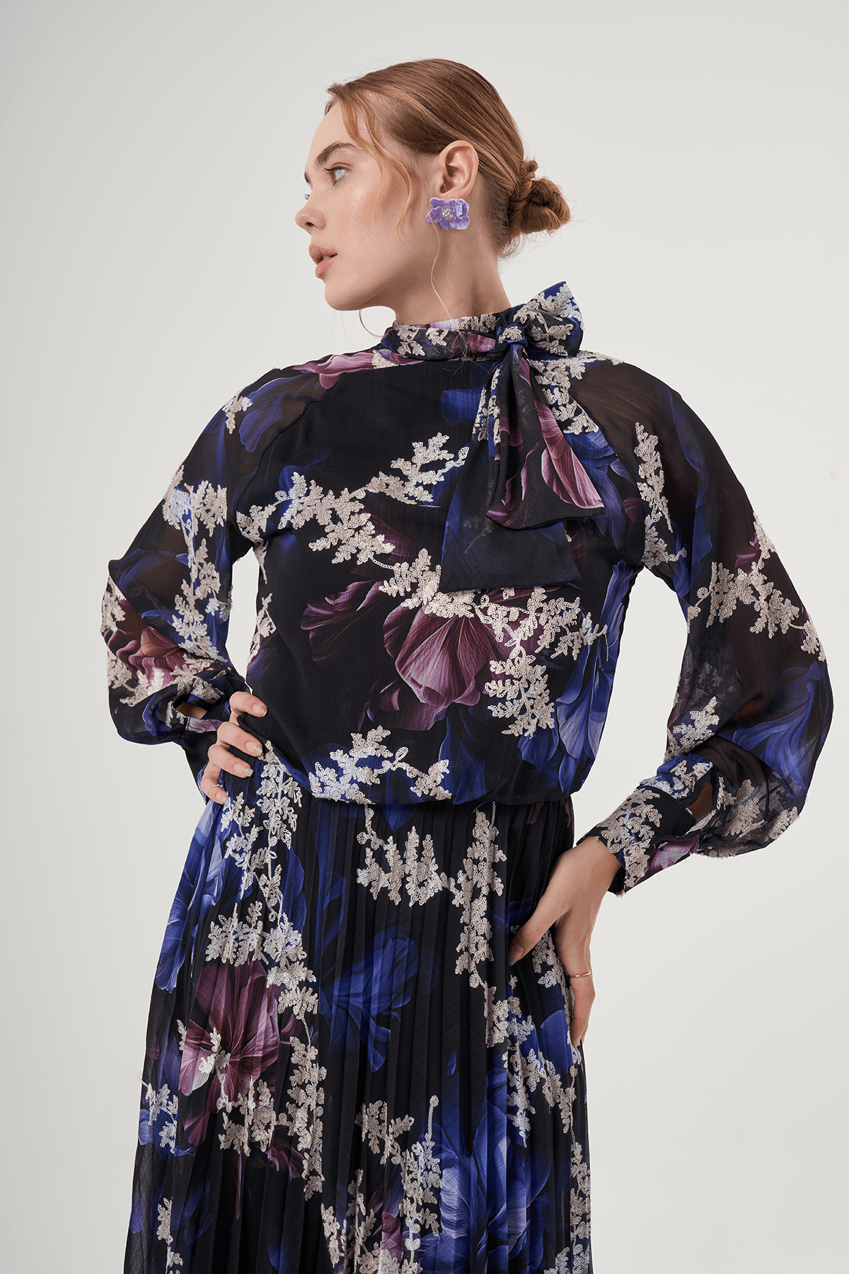 Çiçek Desenli Fularlı Elbise 2025