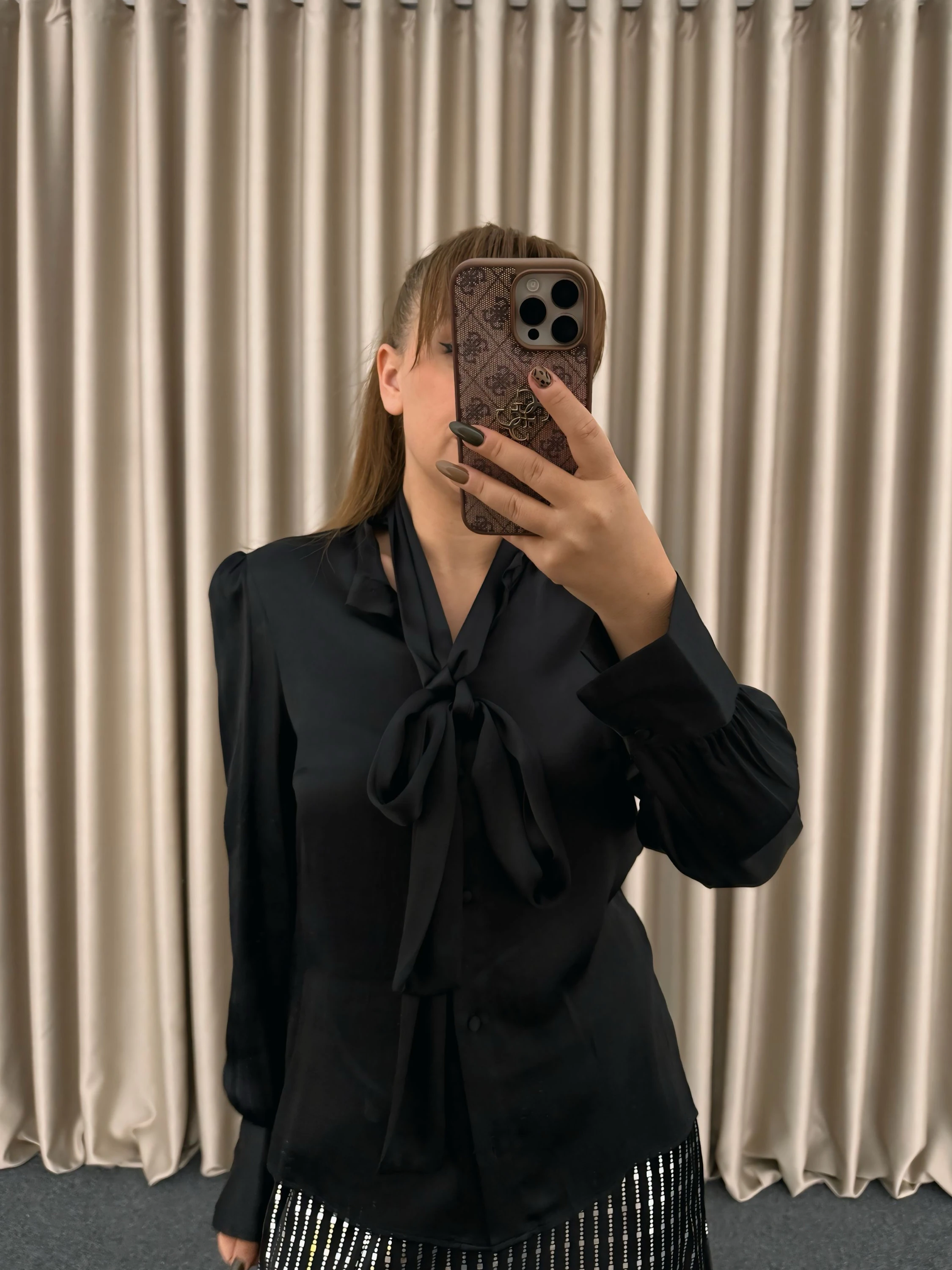 Siyah Boynu Fularlı Saten Gömlek