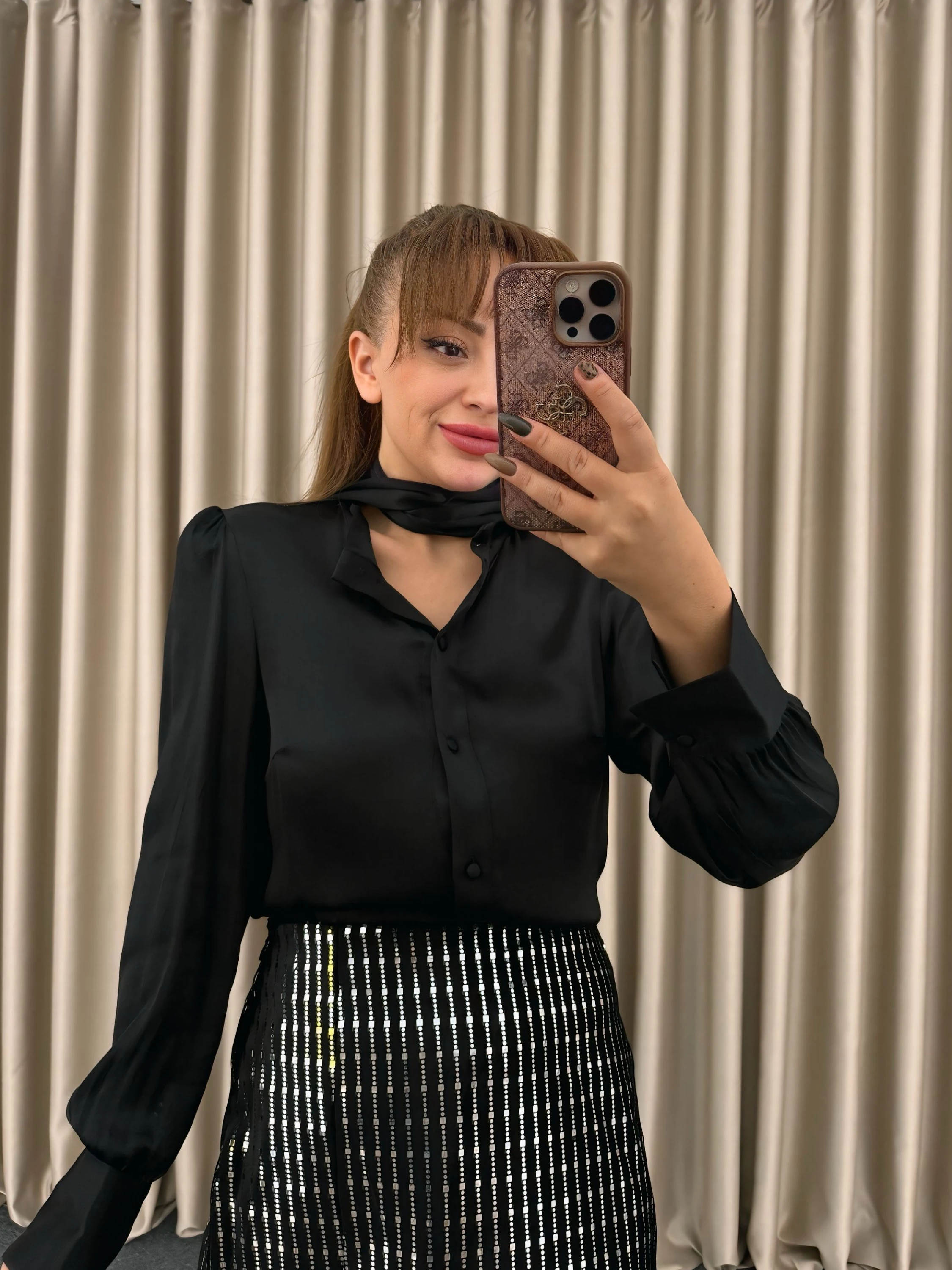 Siyah Boynu Fularlı Saten Gömlek