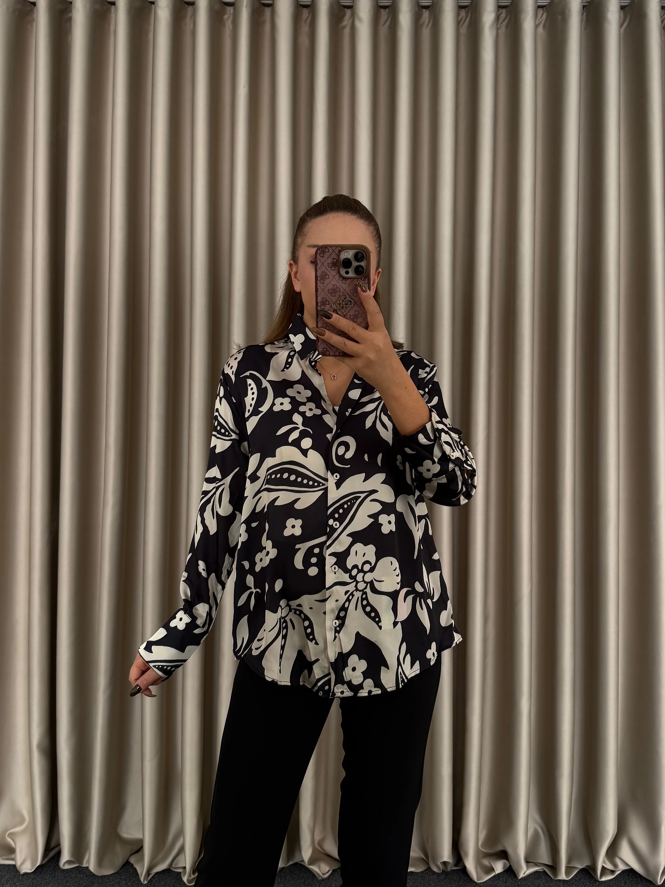 Siyah Bej Çiçekli Saten Gömlek