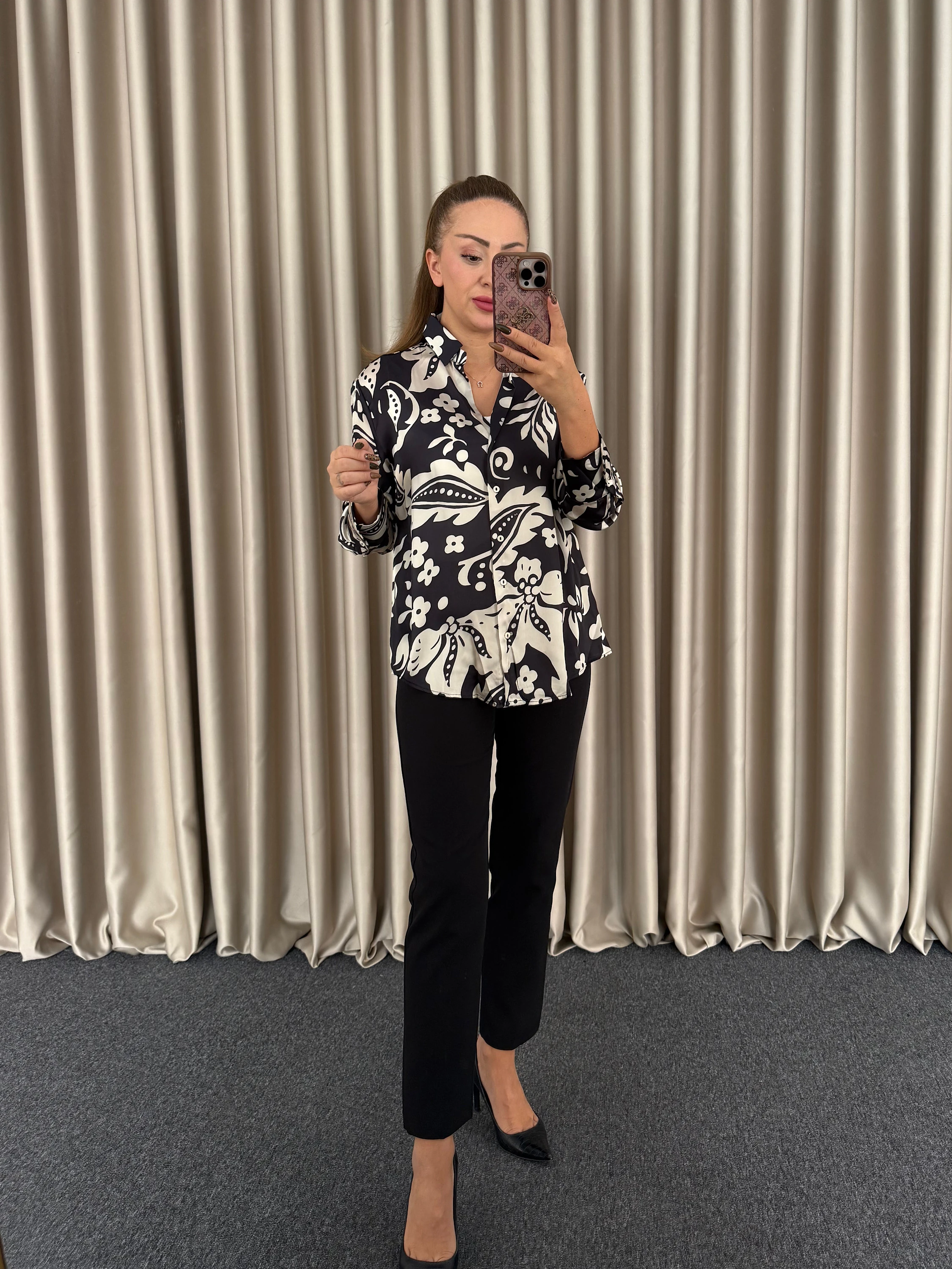 Siyah Bej Çiçekli Saten Gömlek