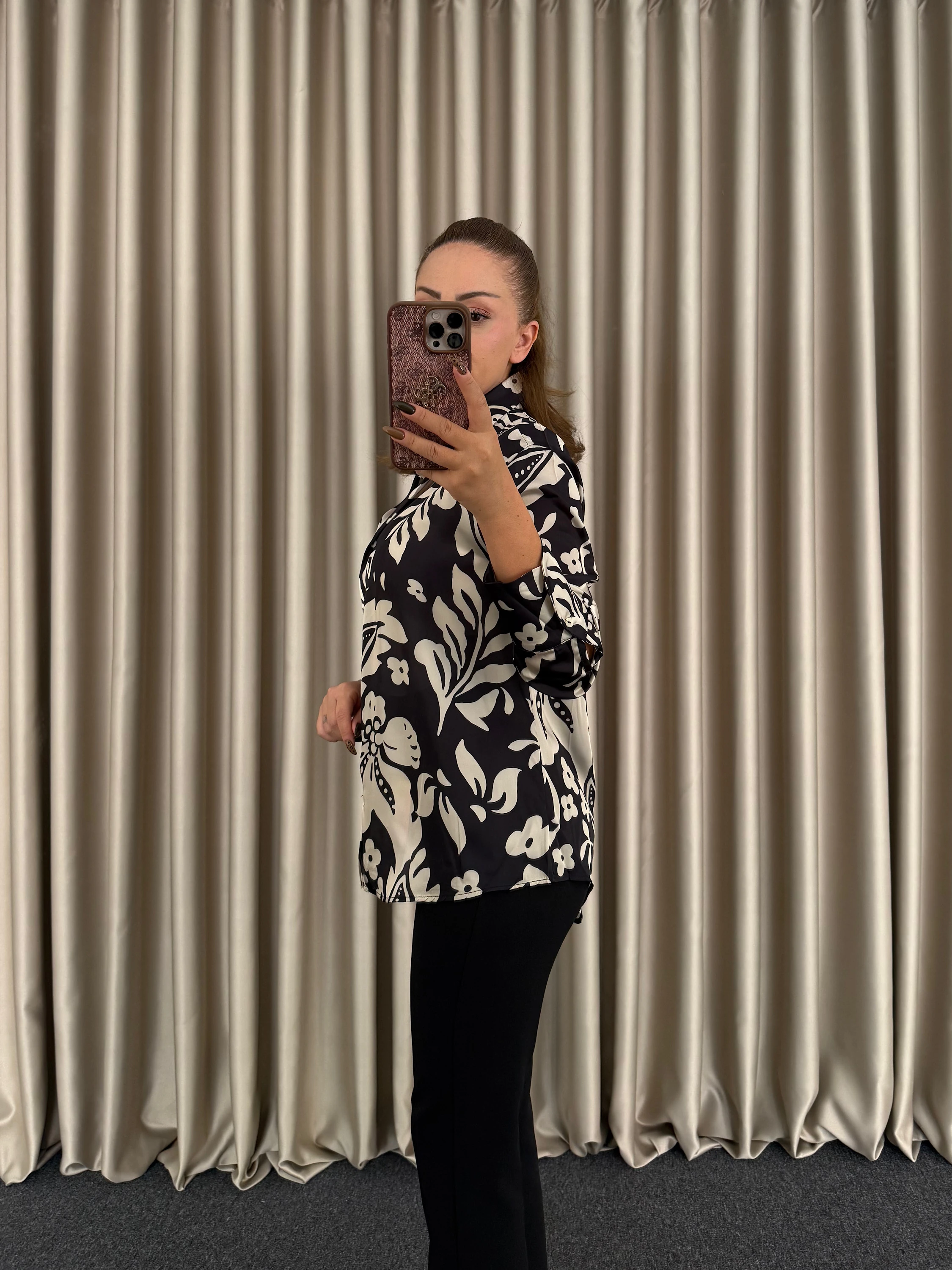 Siyah Bej Çiçekli Saten Gömlek