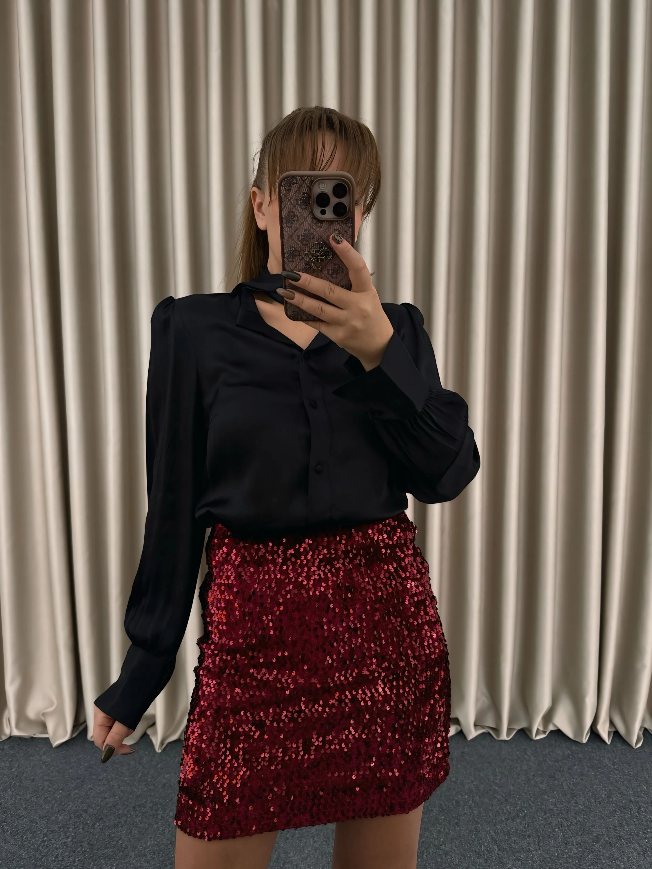 Siyah Boynu Fularlı Saten Gömlek