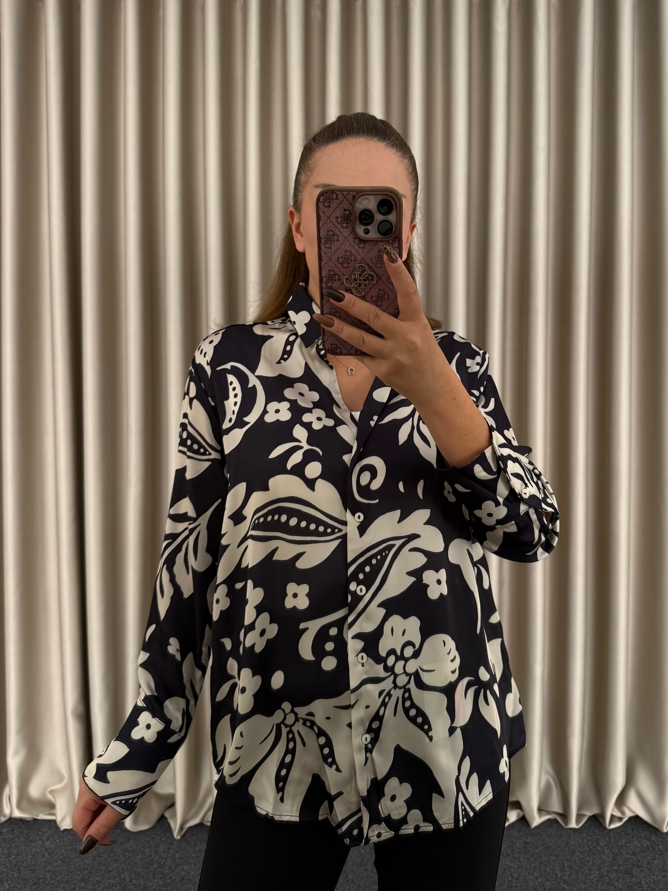 Siyah Bej Çiçekli Saten Gömlek