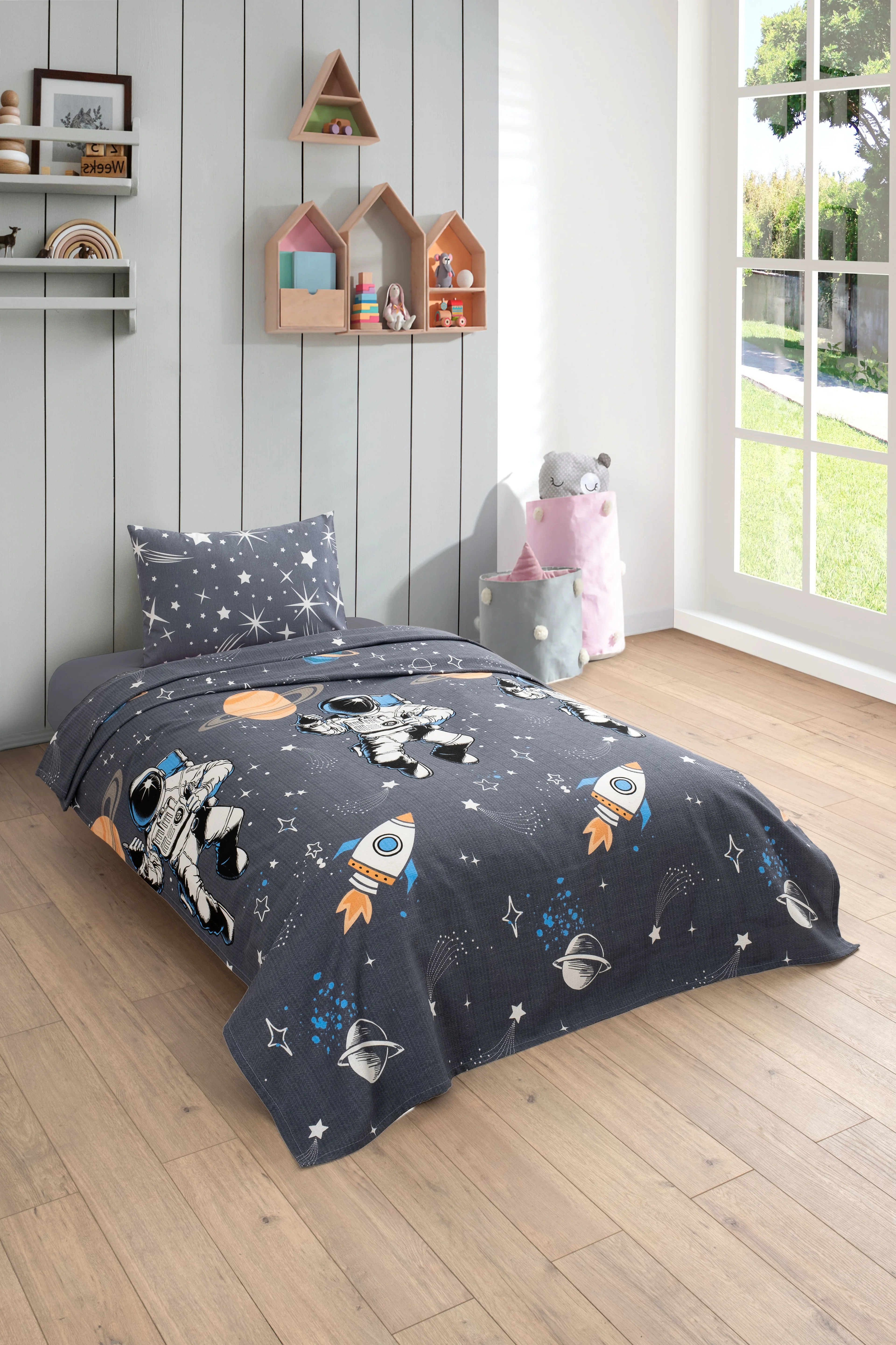 Gofret Detaylı Astronot Baskılı Çocuk-Genç Odası Tek Kişilik Pike 160x230 cm (1 Adet Yastık Kılıflı)